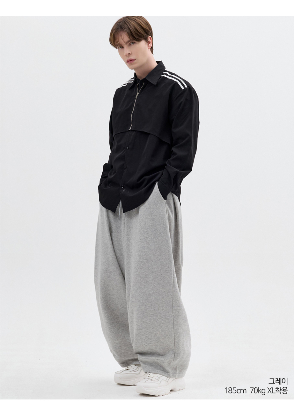 그레이색상 사이드턱이있는 벌룬 팬츠를 입은 남자사진