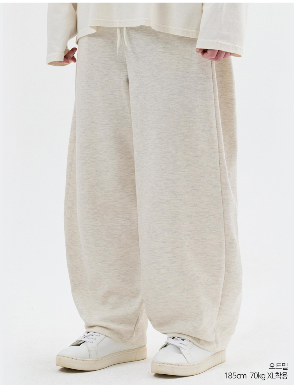 오트밀색상 사이드턱이있는 벌룬 팬츠를 입은 남자사진
