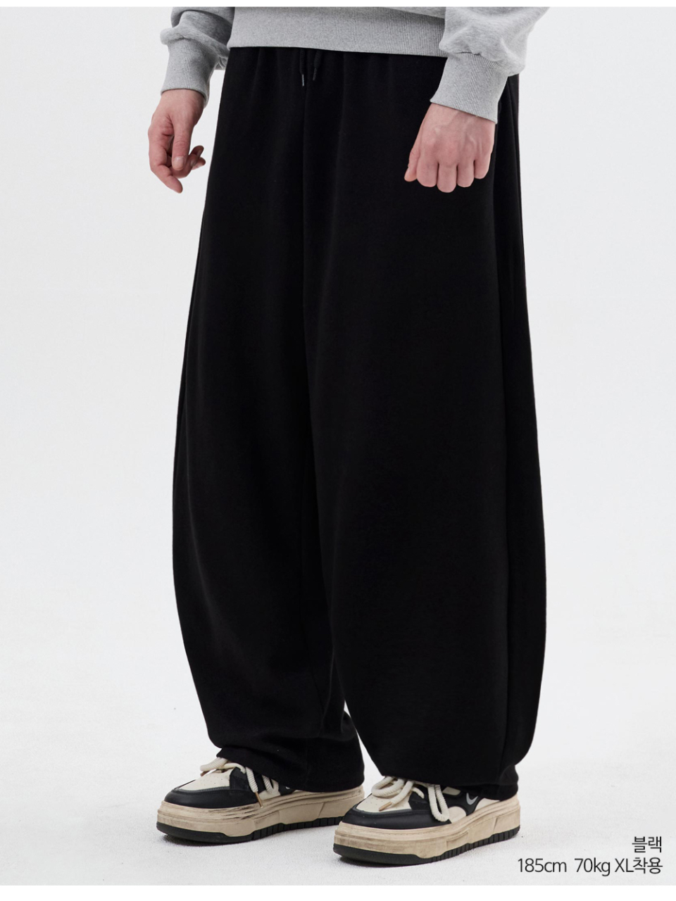 블랙색상 사이드턱이있는 벌룬 팬츠를 입은 남자사진