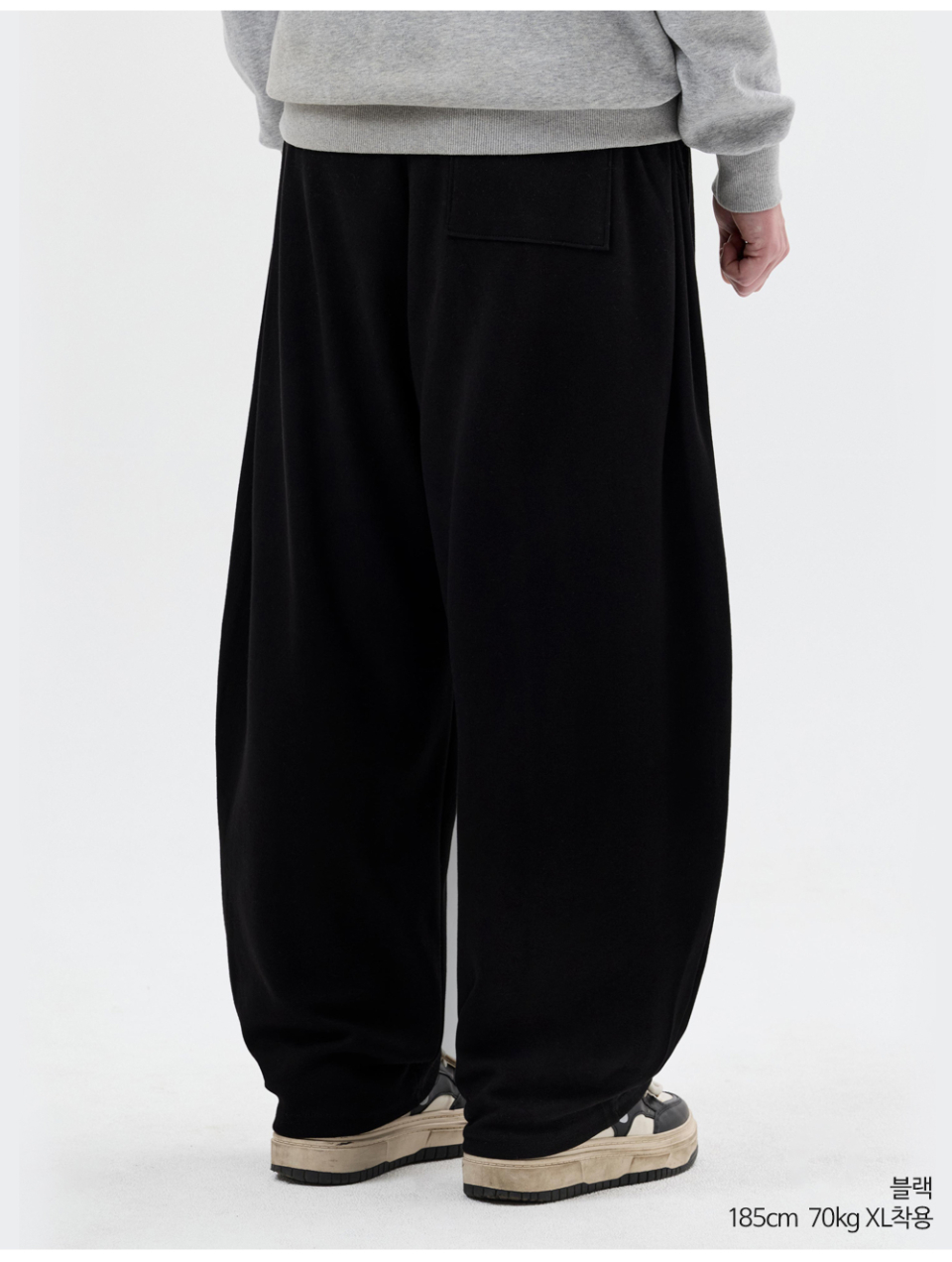 블랙색상 사이드턱이있는 벌룬 팬츠를 입은 남자사진