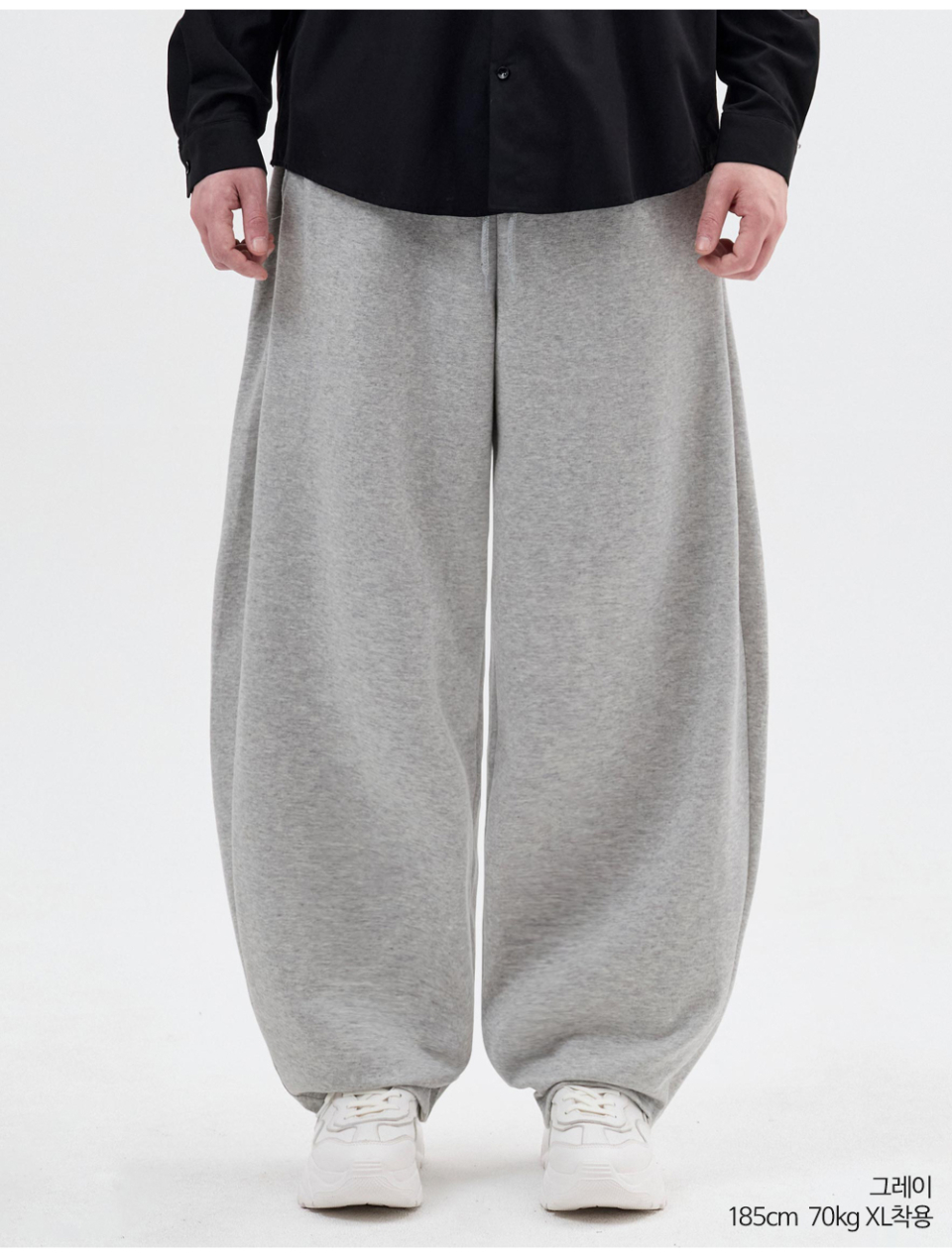 그레이색상 사이드턱이있는 벌룬 팬츠를 입은 남자사진