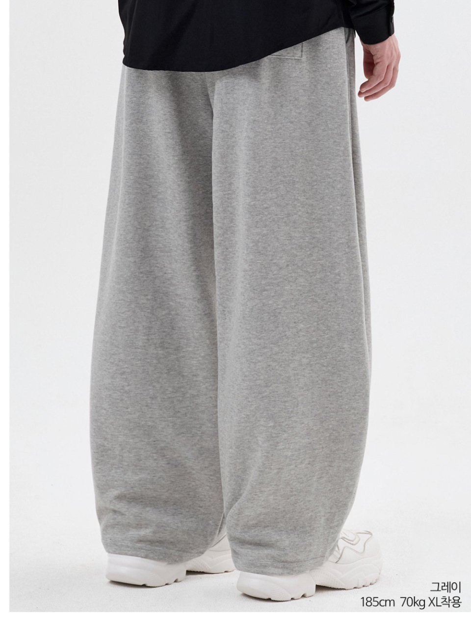 그레이색상 사이드턱이있는 벌룬 팬츠를 입은 남자사진