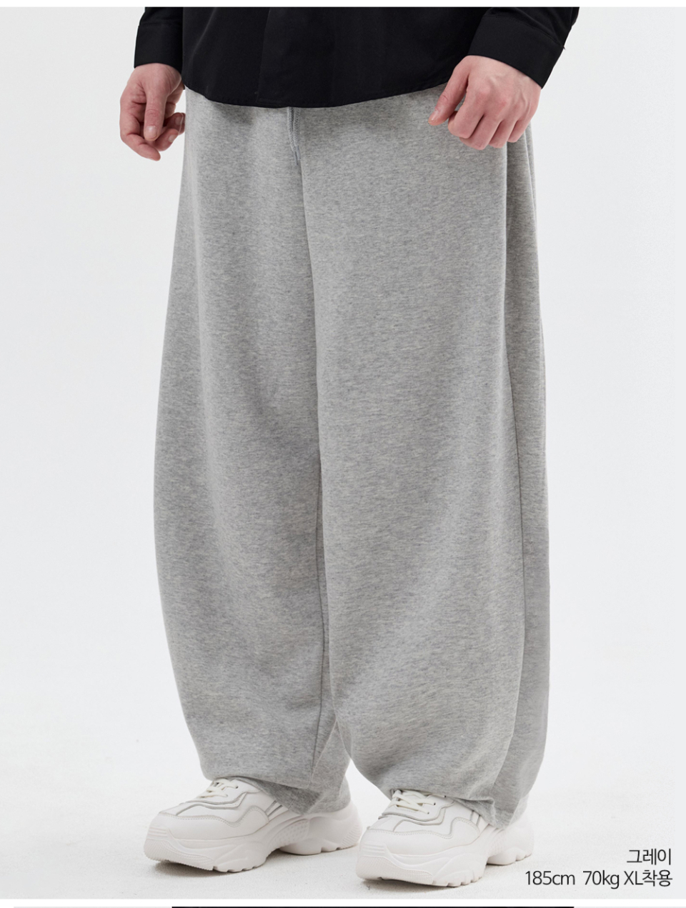 그레이색상 사이드턱이있는 벌룬 팬츠를 입은 남자사진