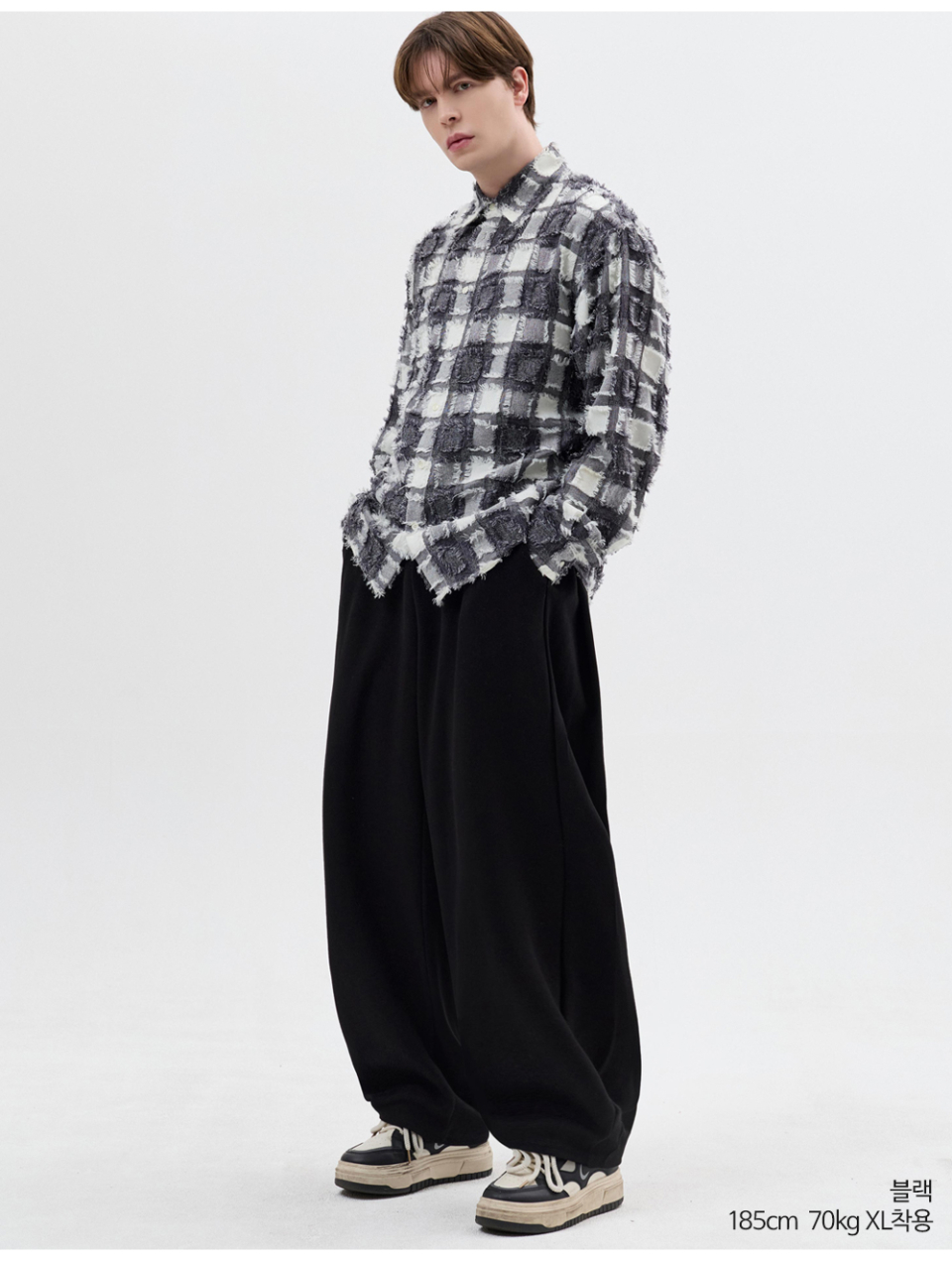 블랙색상 사이드턱이있는 벌룬 팬츠를 입은 남자사진