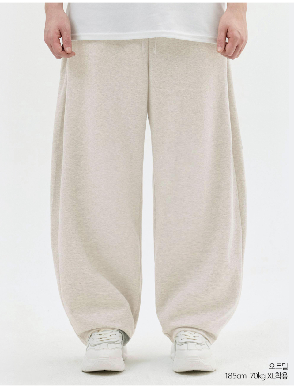 오트밀색상 사이드턱이있는 벌룬 팬츠를 입은 남자사진