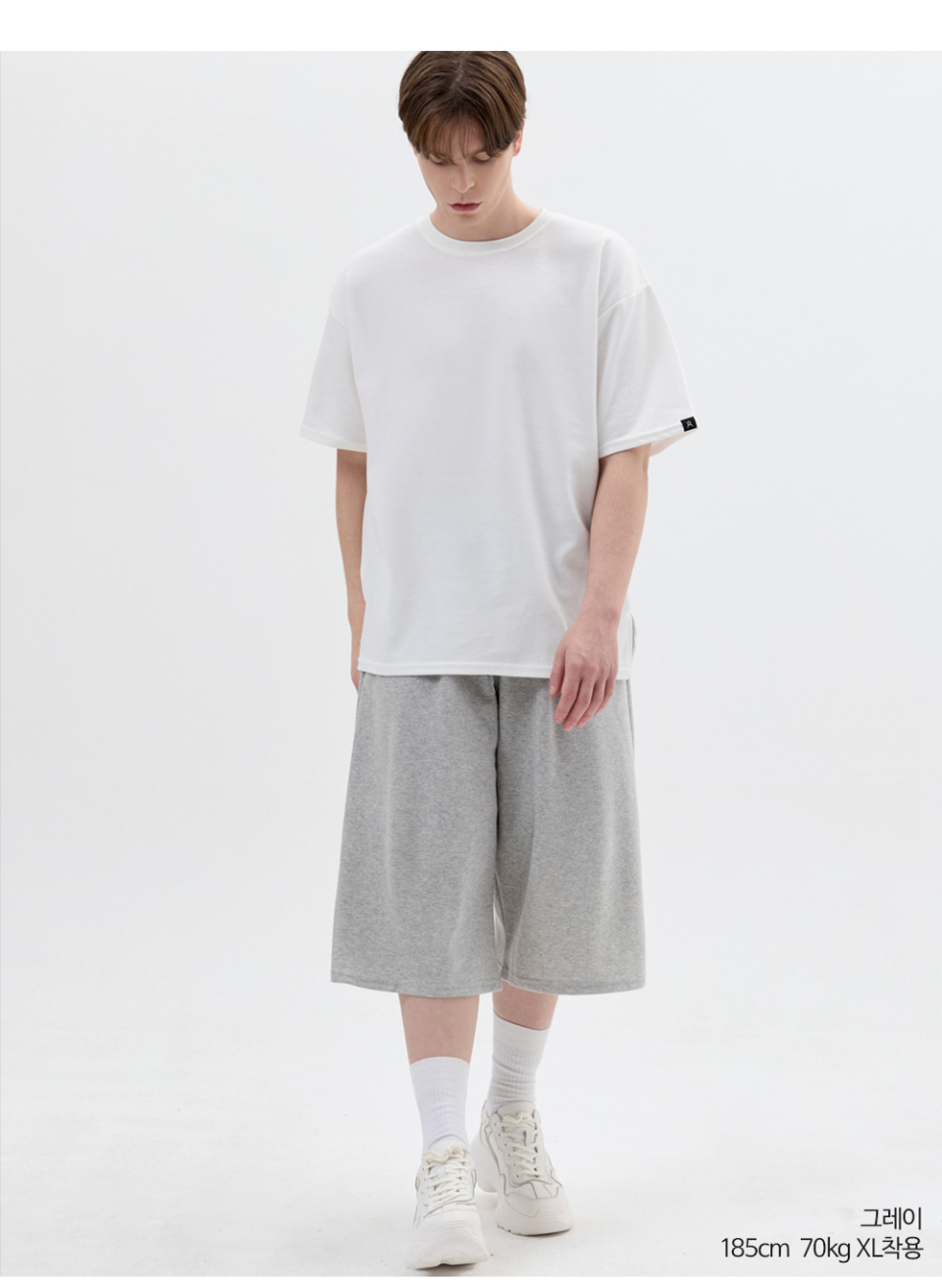 그레이색상 8부 원턱 버뮤다 쇼츠를 입은 남자 사진