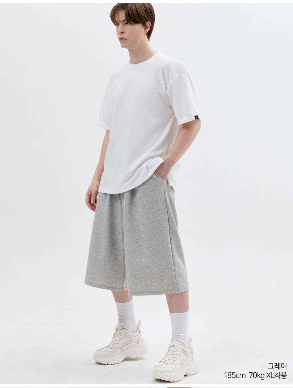 그레이색상 8부 원턱 버뮤다 쇼츠를 입은 남자 사진