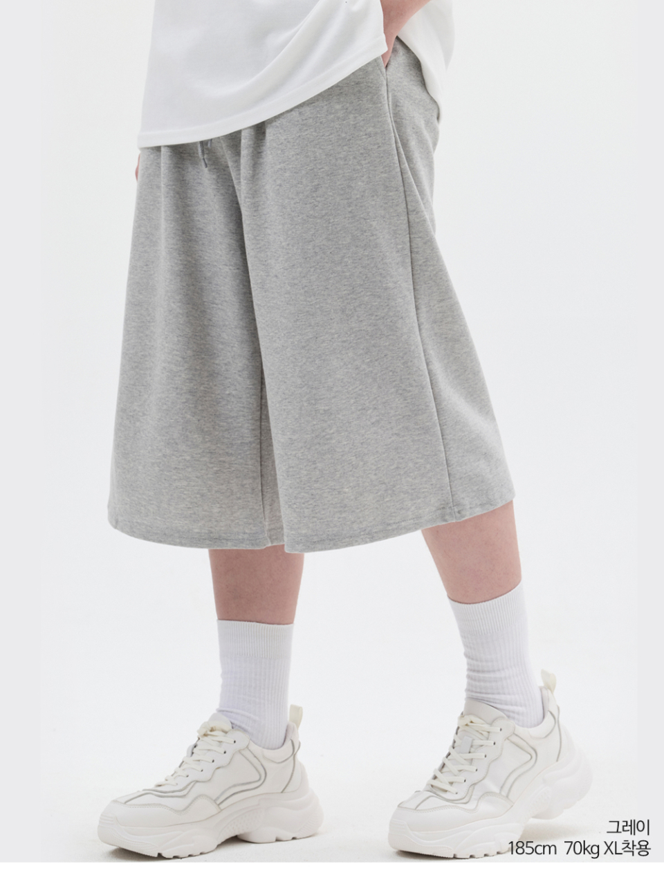 그레이색상 8부 원턱 버뮤다 쇼츠를 입은 남자 사진