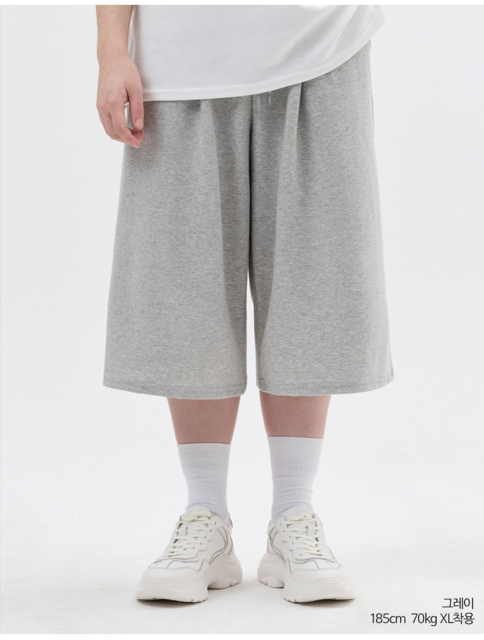 그레이색상 8부 원턱 버뮤다 쇼츠를 입은 남자 사진