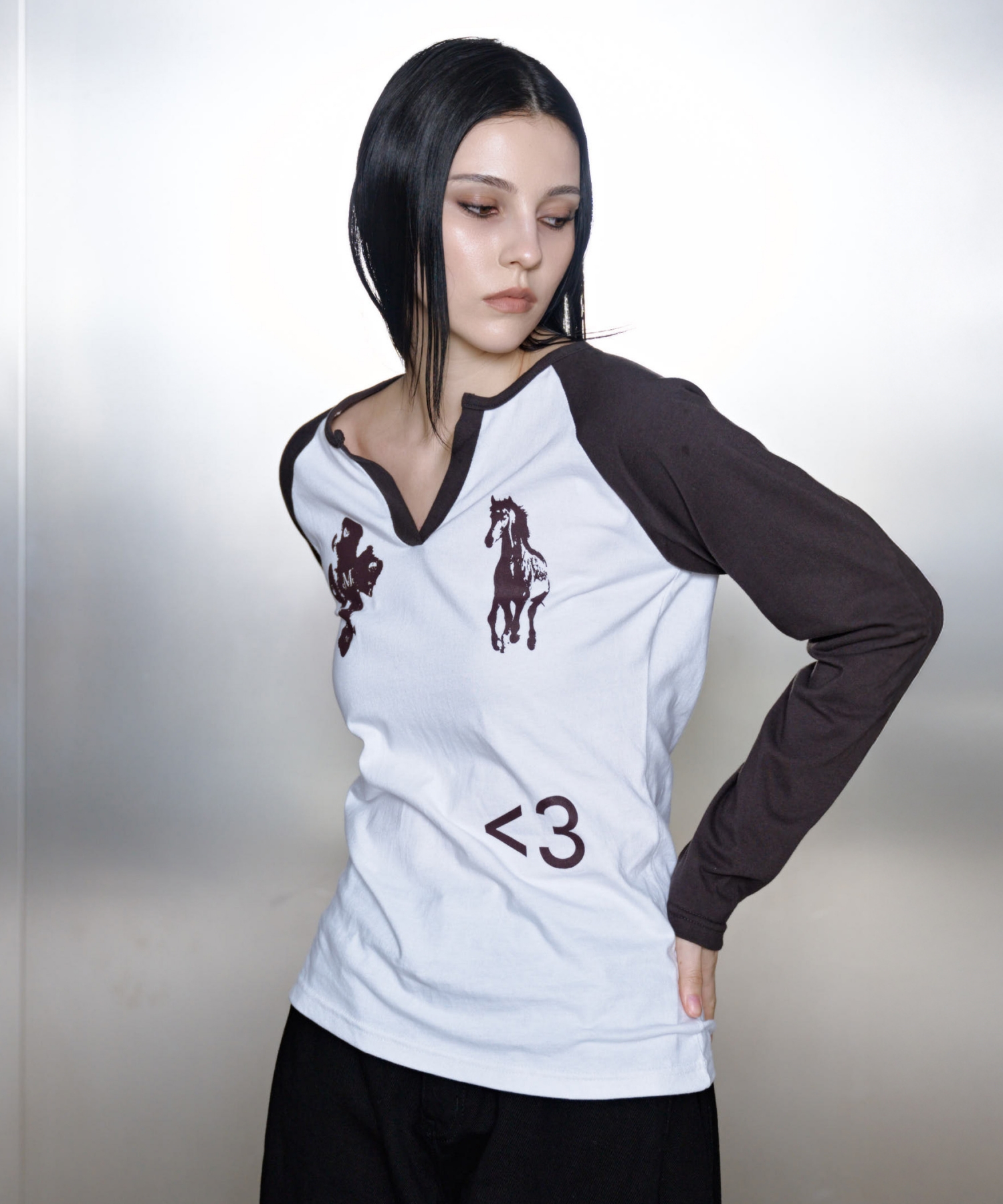 ANTIQ CROSS PONY LONG RAGLAN V-вырез SLEEVE T
