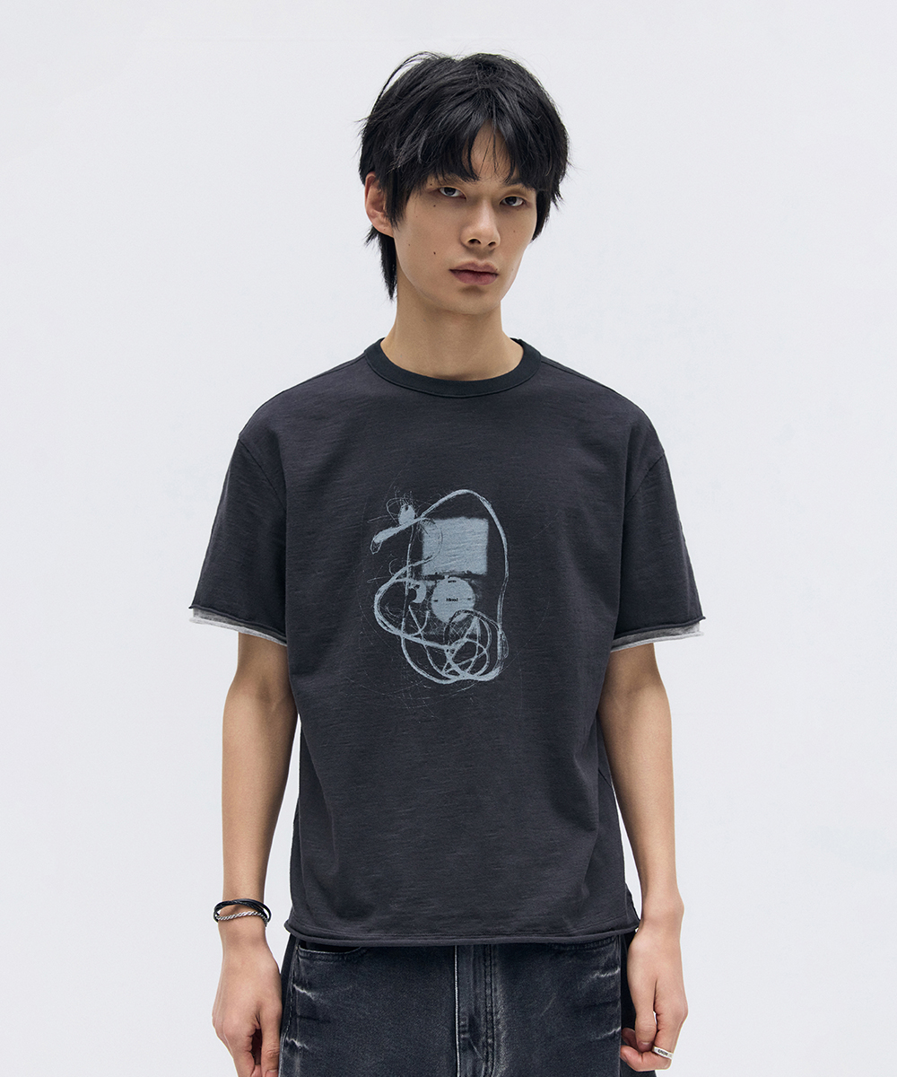 MP3 GRAPHIC LAYERED HALF T CHARCOAL