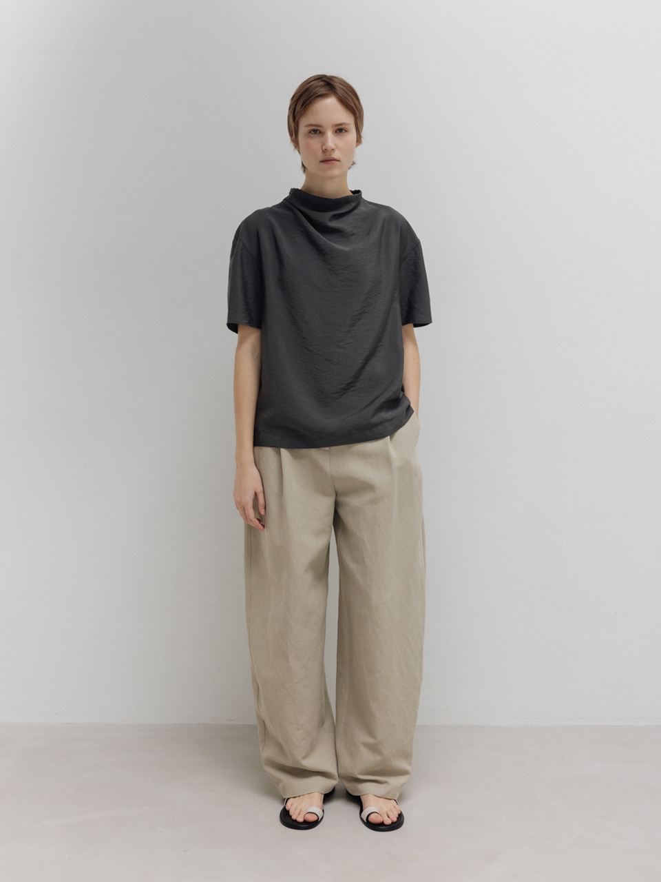 자연스러운 드레이프 디테일의 카울 넥 반팔 블라우스, 은은한 광택감이 고급스러운 소재, 앞뒤로 모두 착용 가능, 끈 디테일로 연출 가능