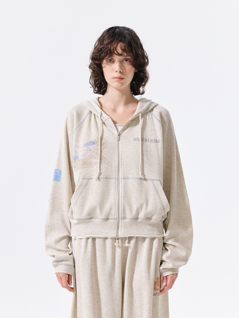 마뗑킴(MATIN KIM) SKETCH GRAFFITI WAFFLE HOODY ZIP UP IN LIGHT
