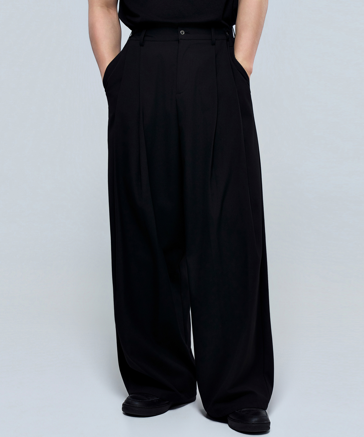 Широкие слаксы P2619 с защипами [Black]