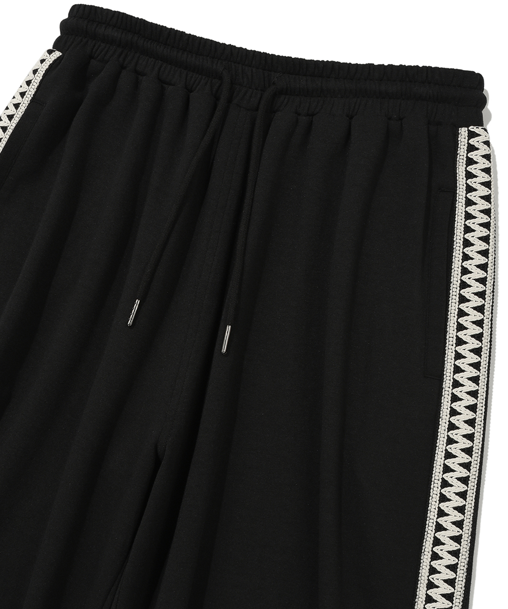 Широкие треники с вышивкой по бокам [Black]