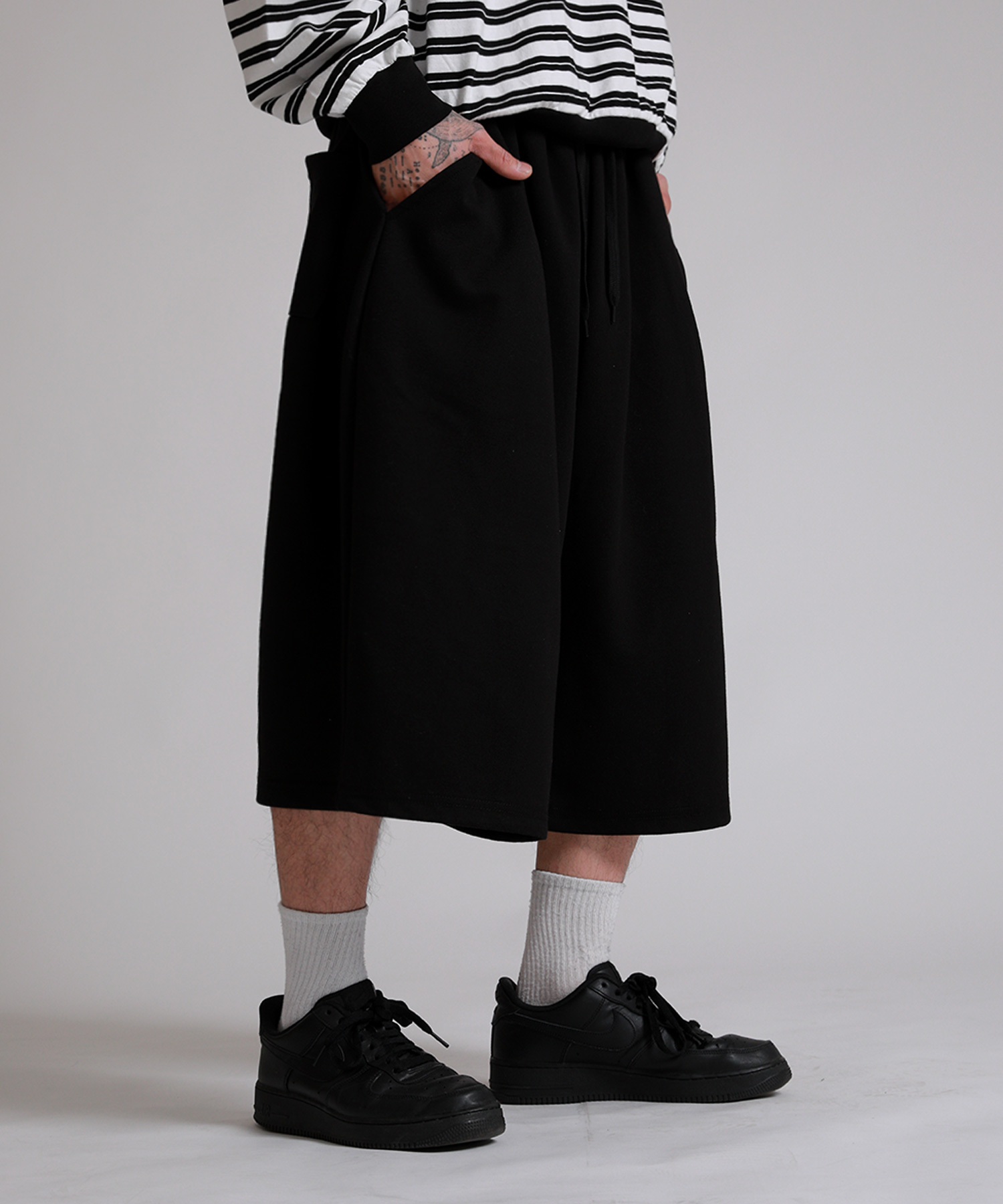 Спортивные бермуды 8/10 с защипами сбоку, Black