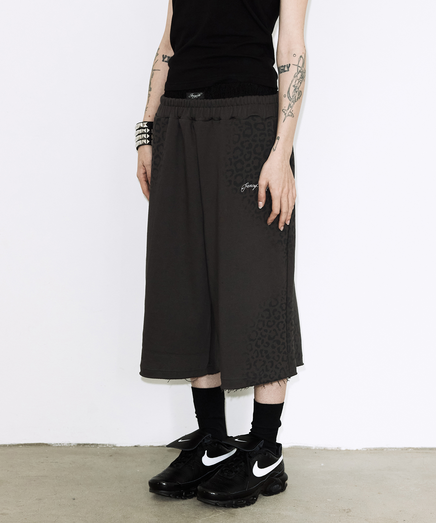 LEOPARD SAGGING BERMUDA PANTS (CHARCOAL) F26QD403