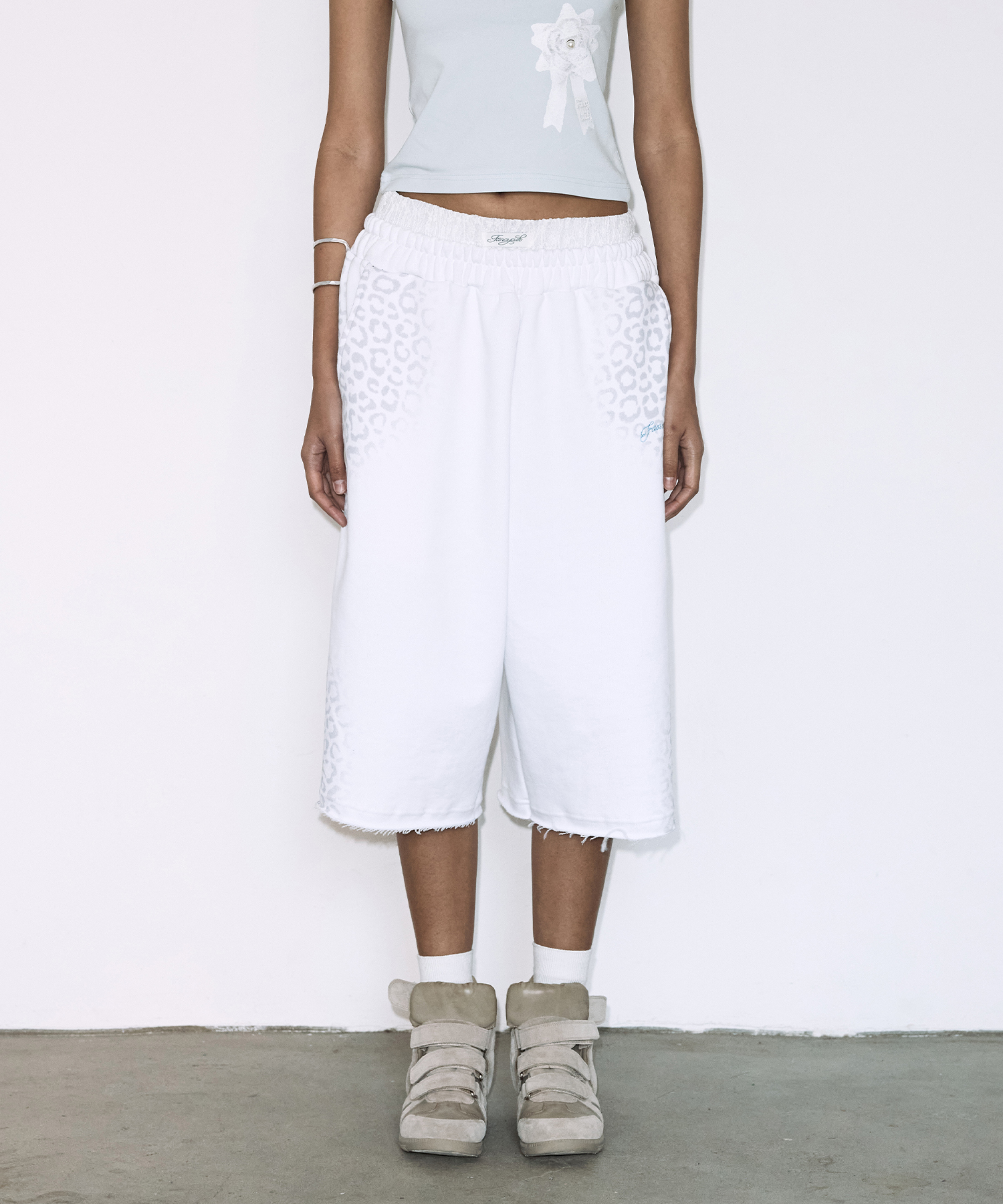 LEOPARD SAGGING BERMUDA PANTS (WHITE) F26QD403