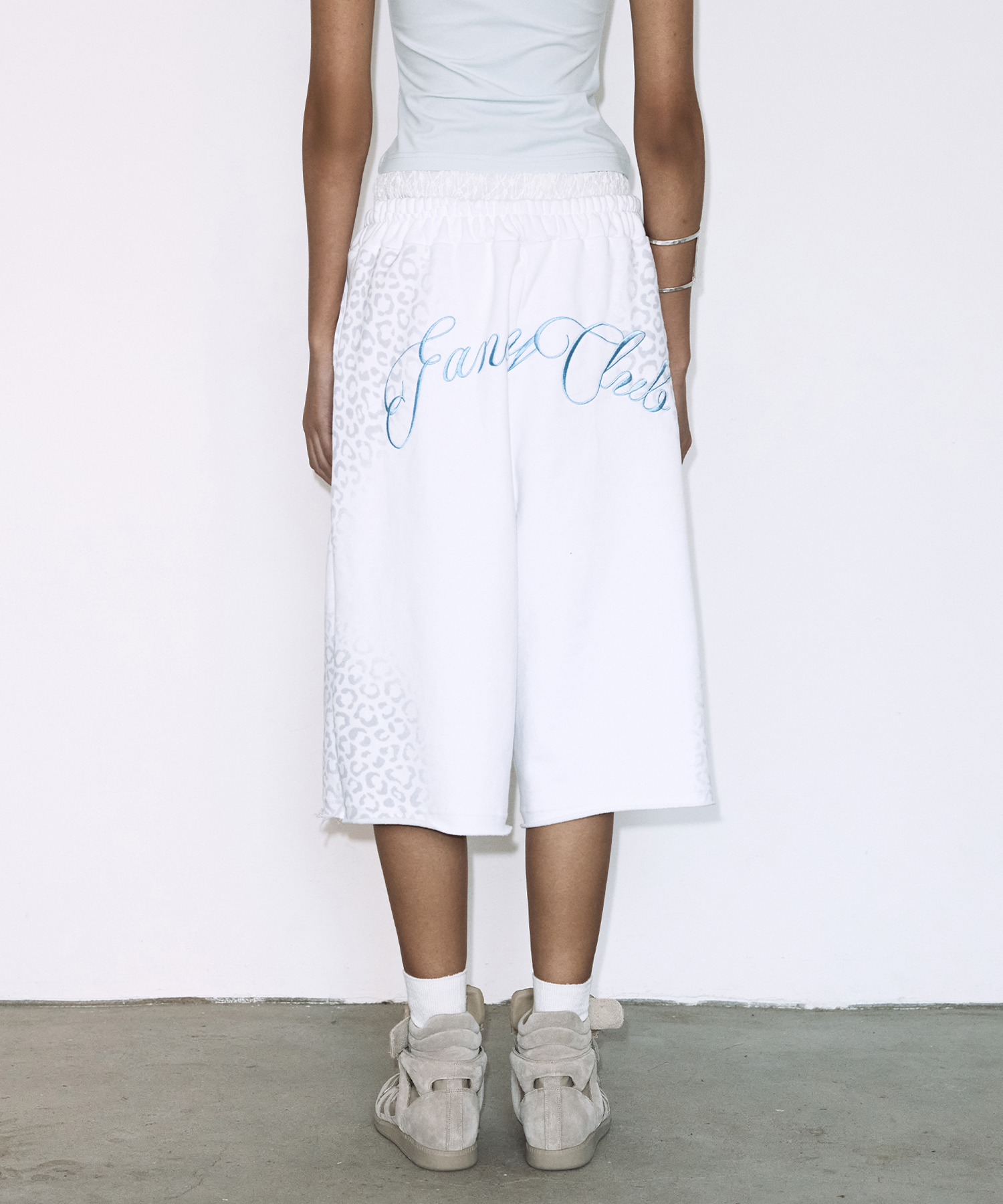 LEOPARD SAGGING BERMUDA PANTS (WHITE) F26QD403