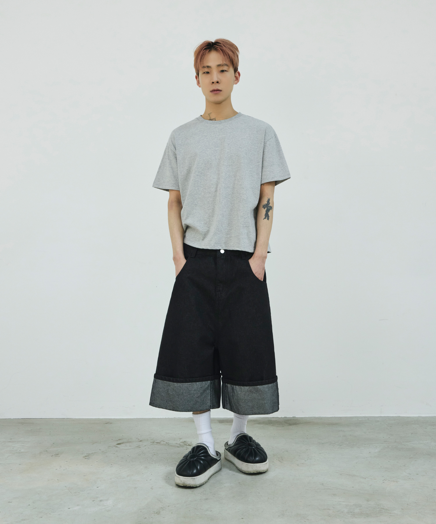 [Ryu Jeonran x Skelliwag] Roll-Up Non-Fade Bermuda джинсовые шорты [Black]