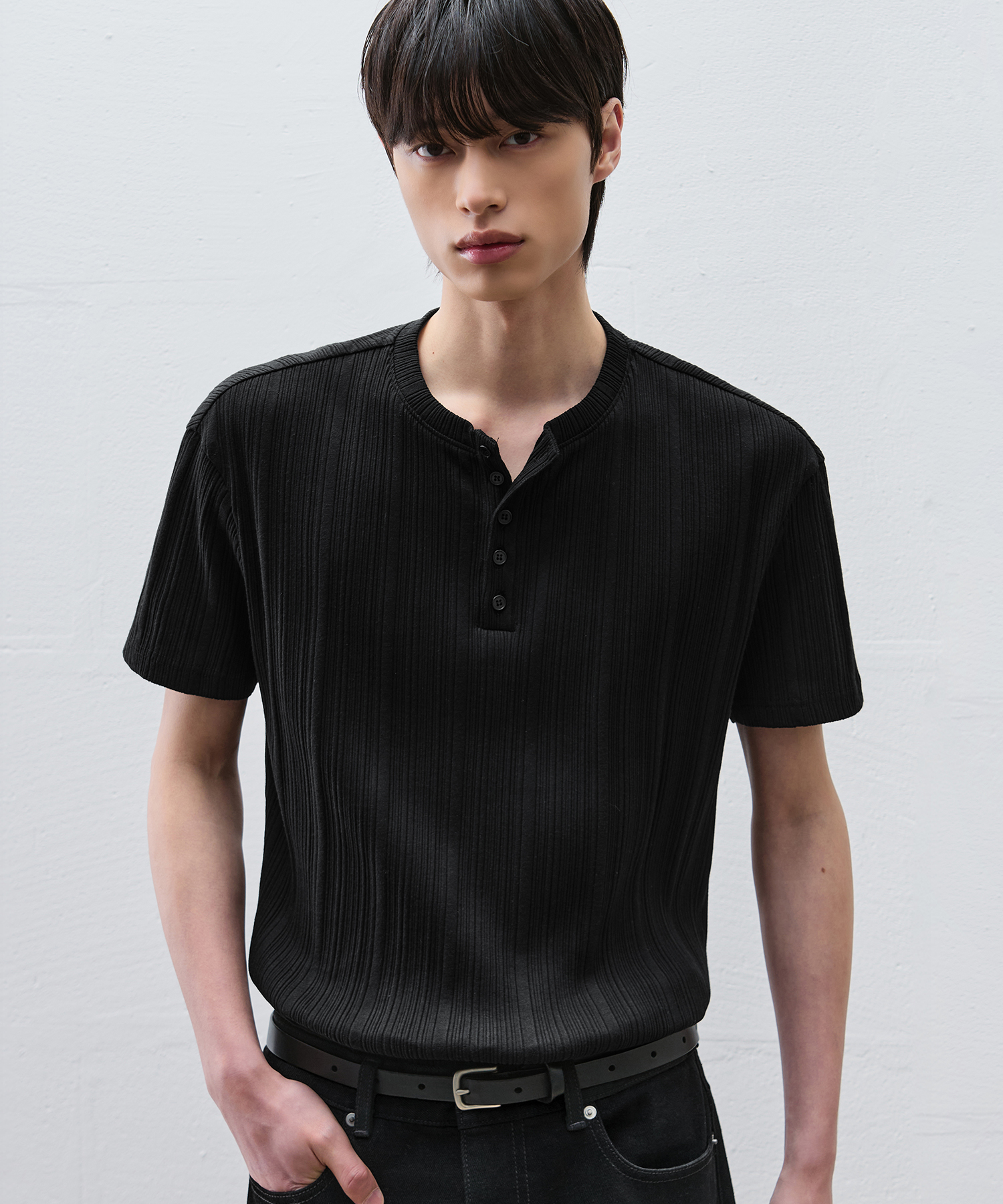 FINE RIBBED HENLEY NECK HALF T-SHIRT [BLACK]