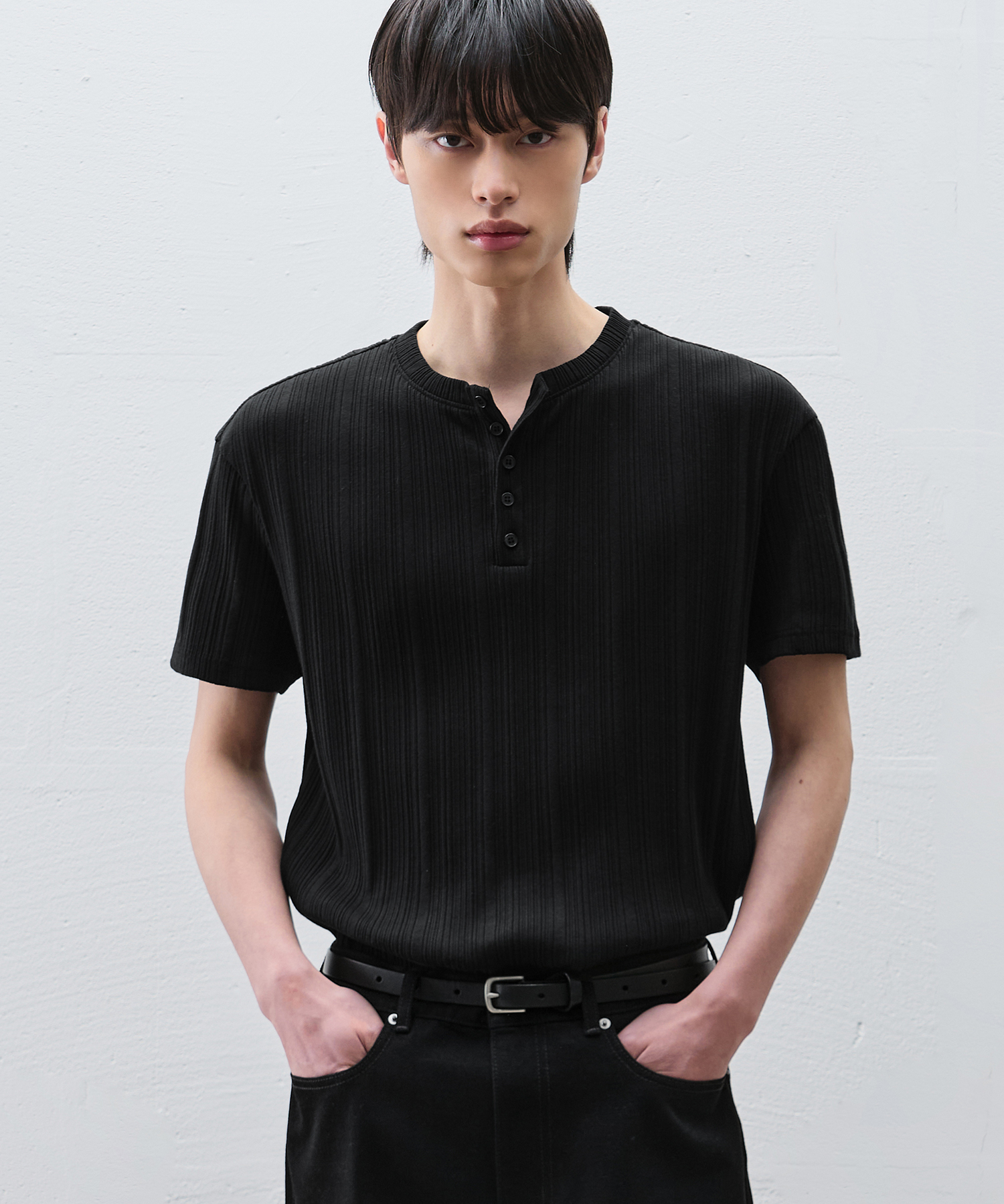 FINE RIBBED HENLEY NECK HALF T-SHIRT [BLACK]