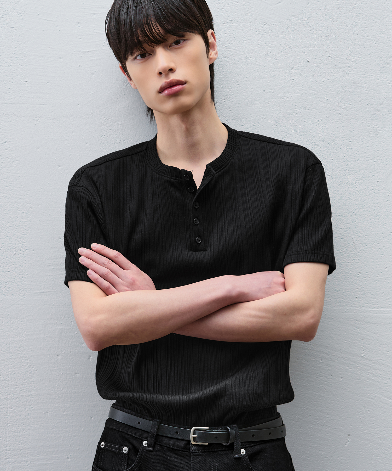 FINE RIBBED HENLEY NECK HALF T-SHIRT [BLACK]