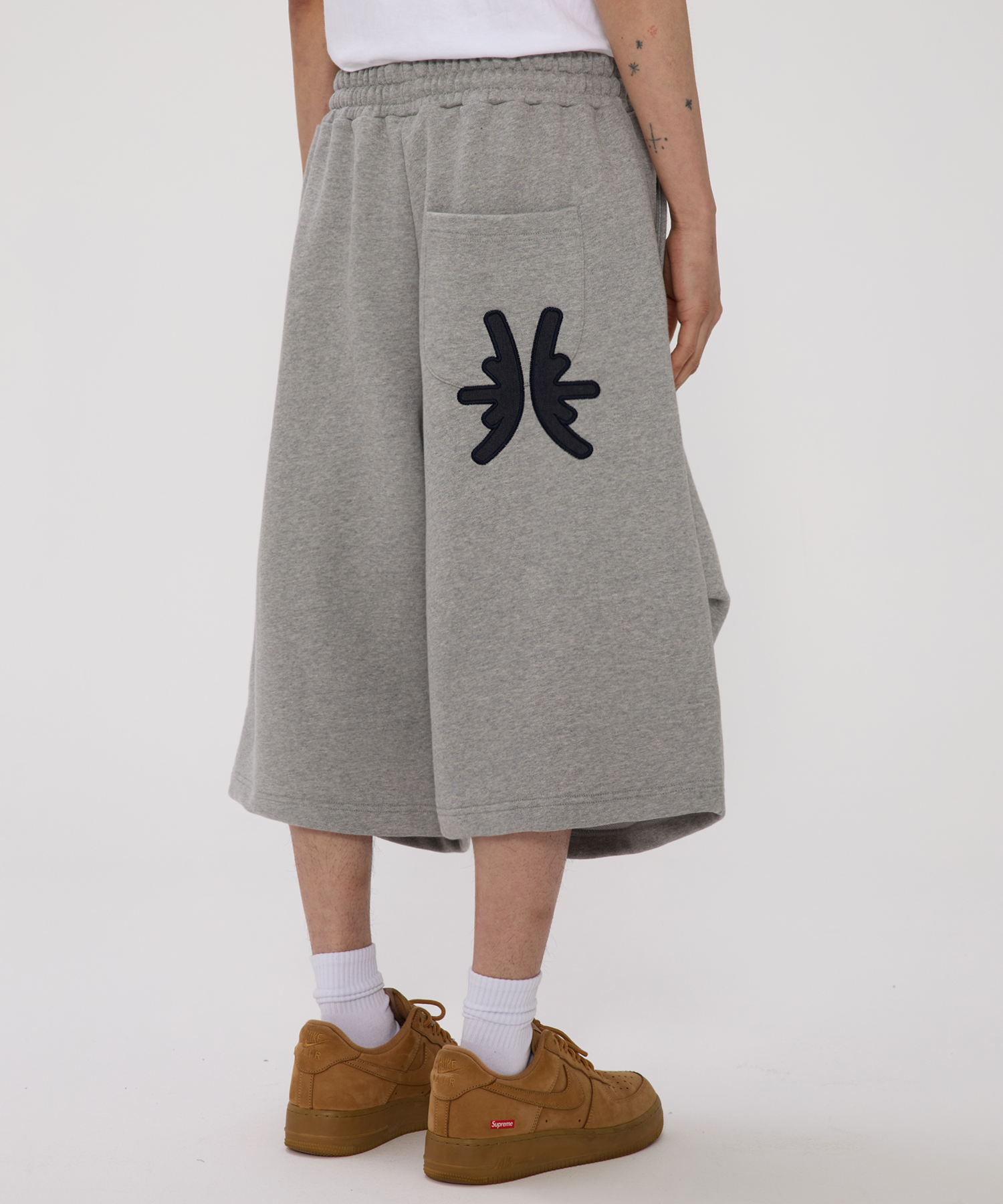 Бермуды Decalcomanie с патчем сзади (Grey)