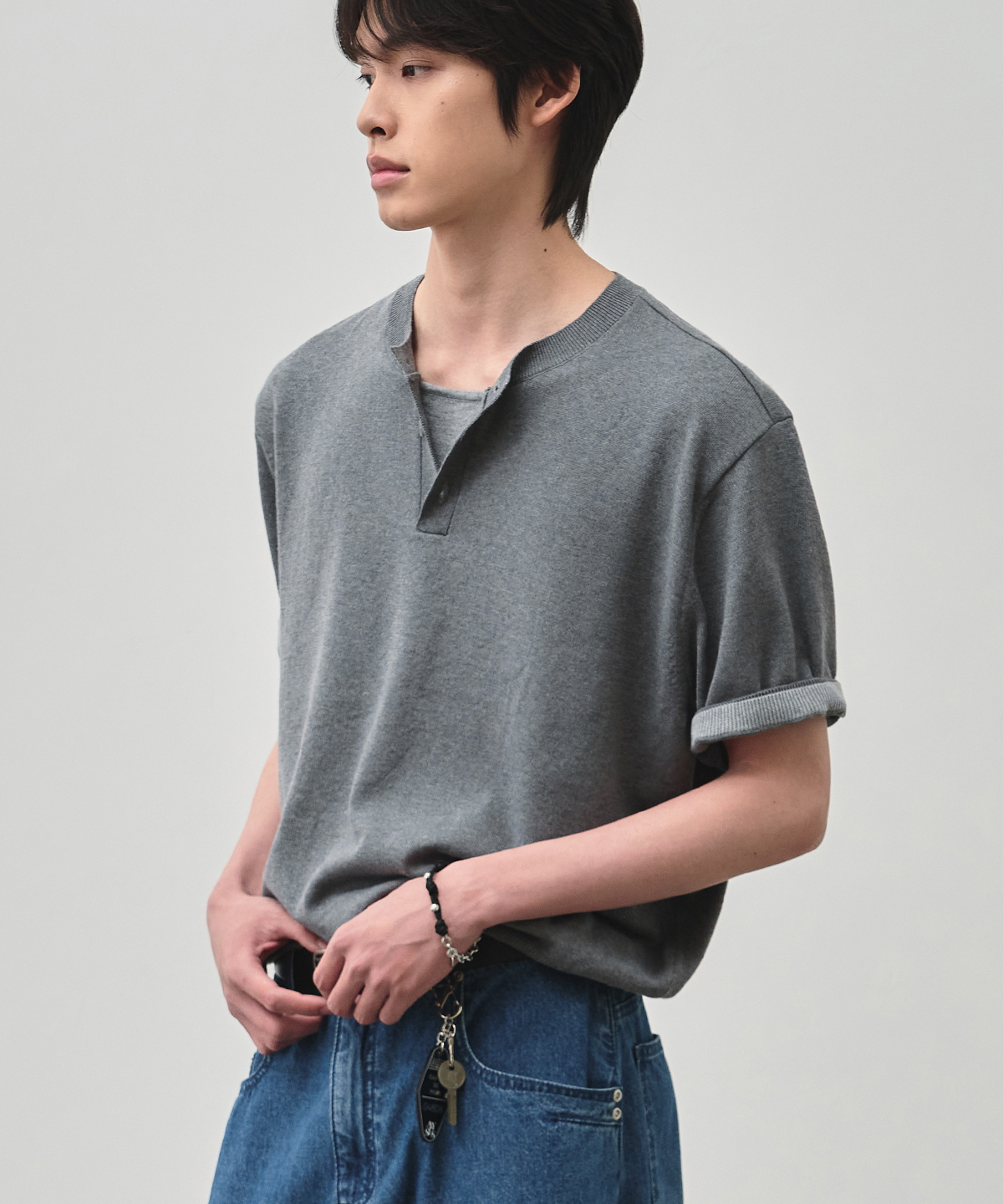 [OJEONGGYU X ALYSS] COOL COTTON LAYERED HENLEY NECK CROP HALF KNIT_2COLOR