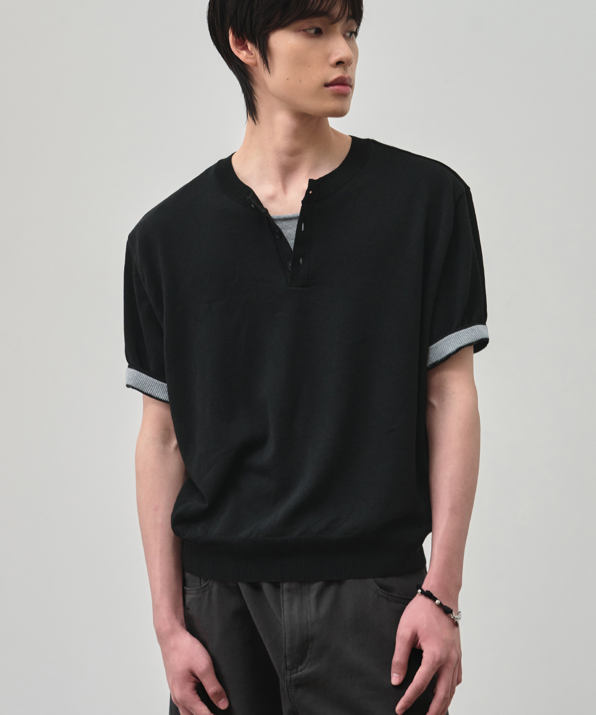 [OJEONGGYU X ALYSS] COOL COTTON LAYERED HENLEY NECK CROP HALF KNIT_2COLOR