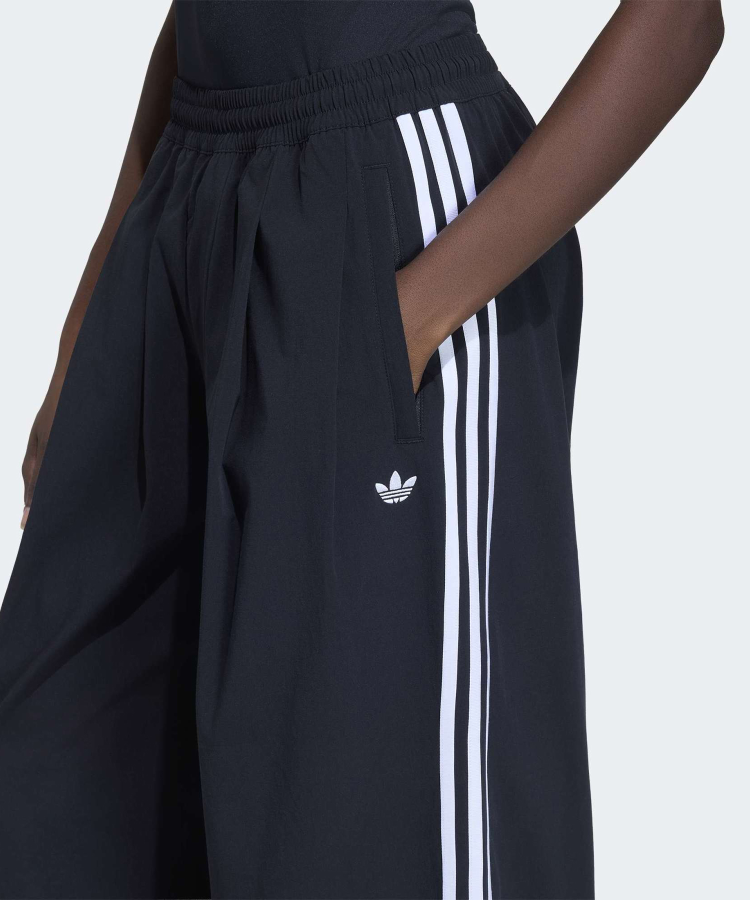 PLEATED TP BLACK
