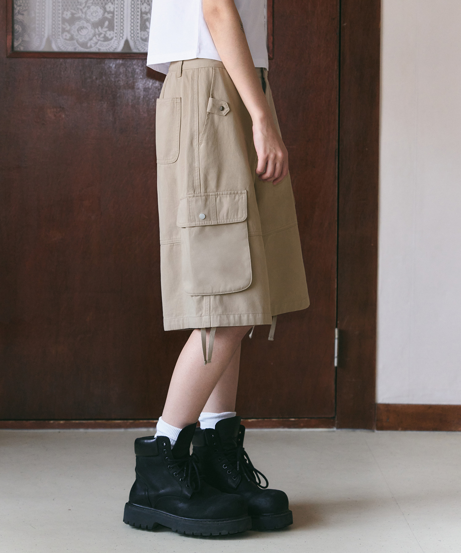Stud Cotton Cargo Bermuda Pants [BEIGE]