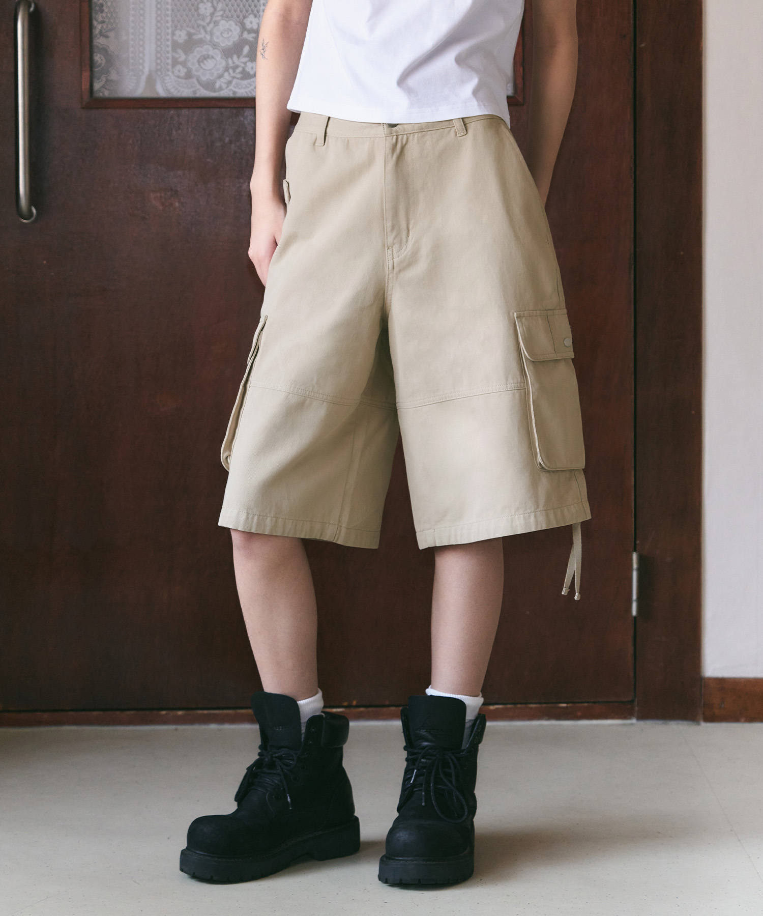 Stud Cotton Cargo Bermuda Pants [BEIGE]
