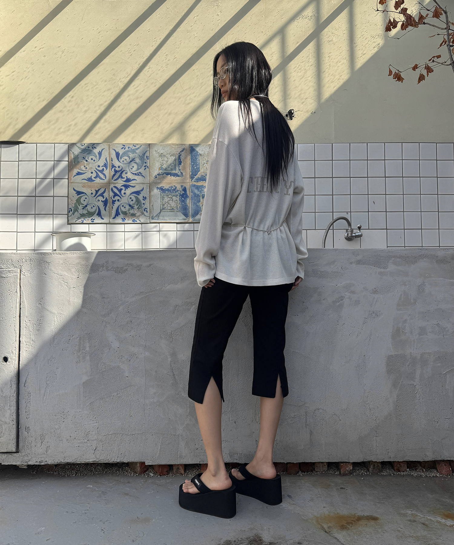 BACK SLIT CAPRI PANTS (BLACK)