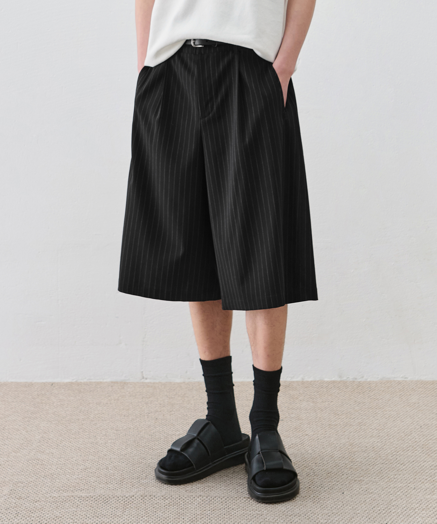 PIN STRIPE LONG BERMUDA SLACKS [BLACK]