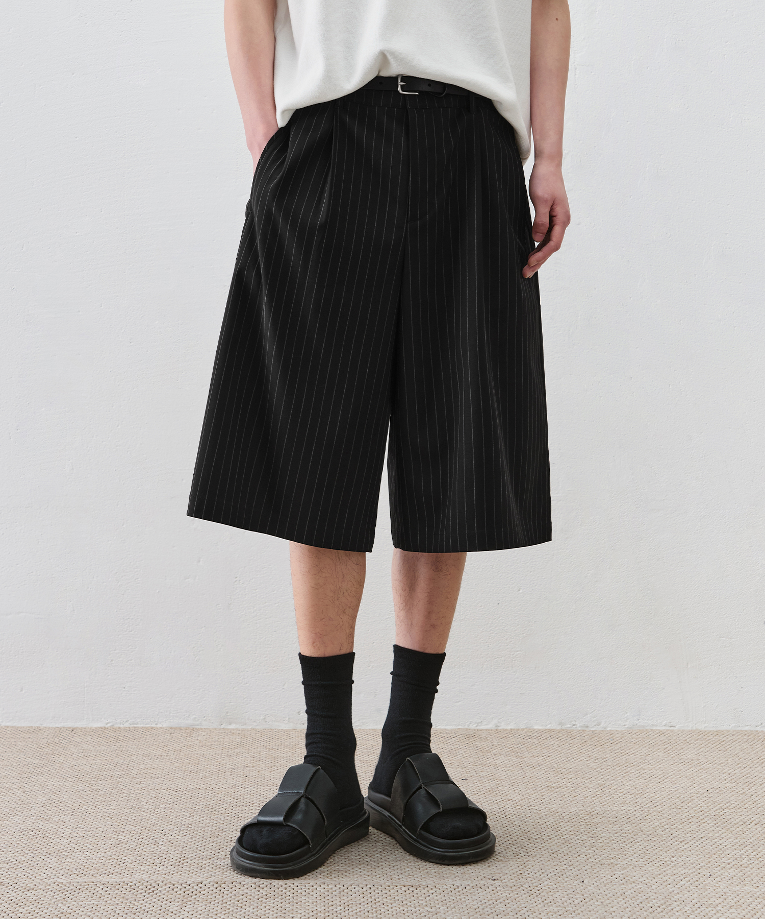 PIN STRIPE LONG BERMUDA SLACKS [BLACK]