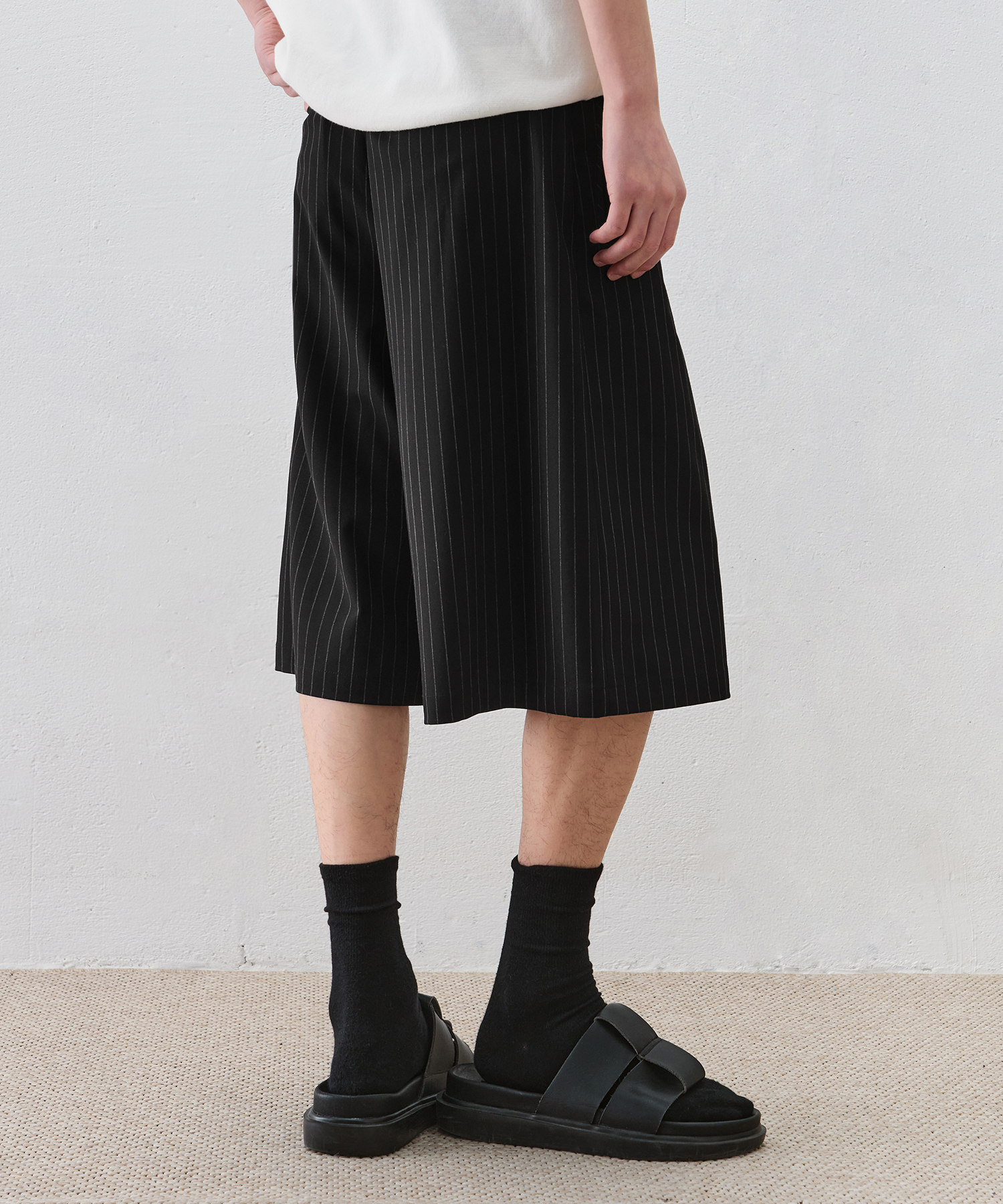 PIN STRIPE LONG BERMUDA SLACKS [BLACK]