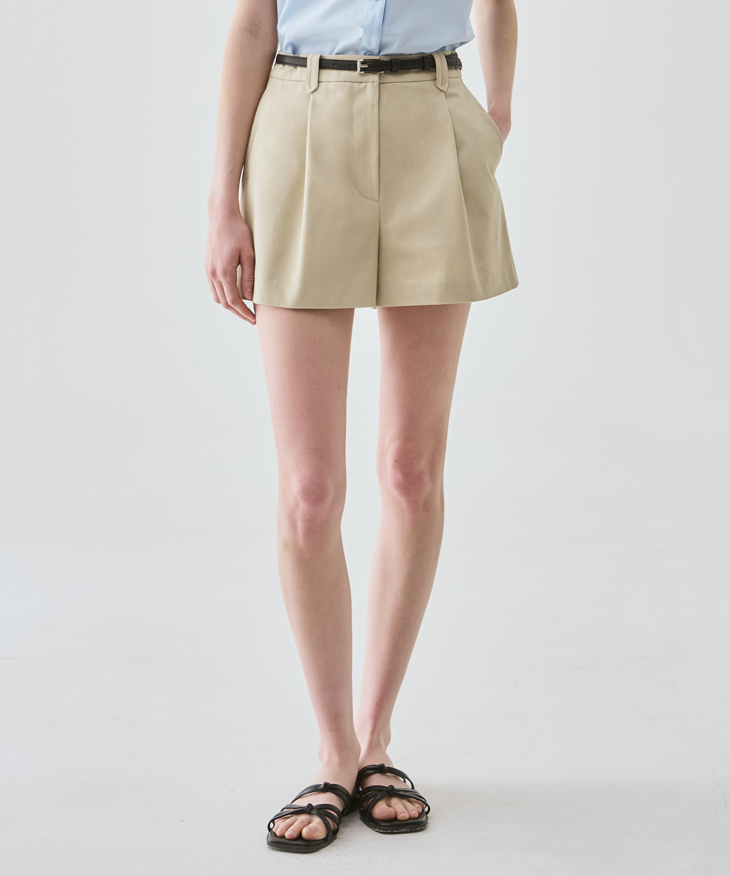 ONE-TUCK TWILL COTTON SHORT брюки [L.BEIGE]