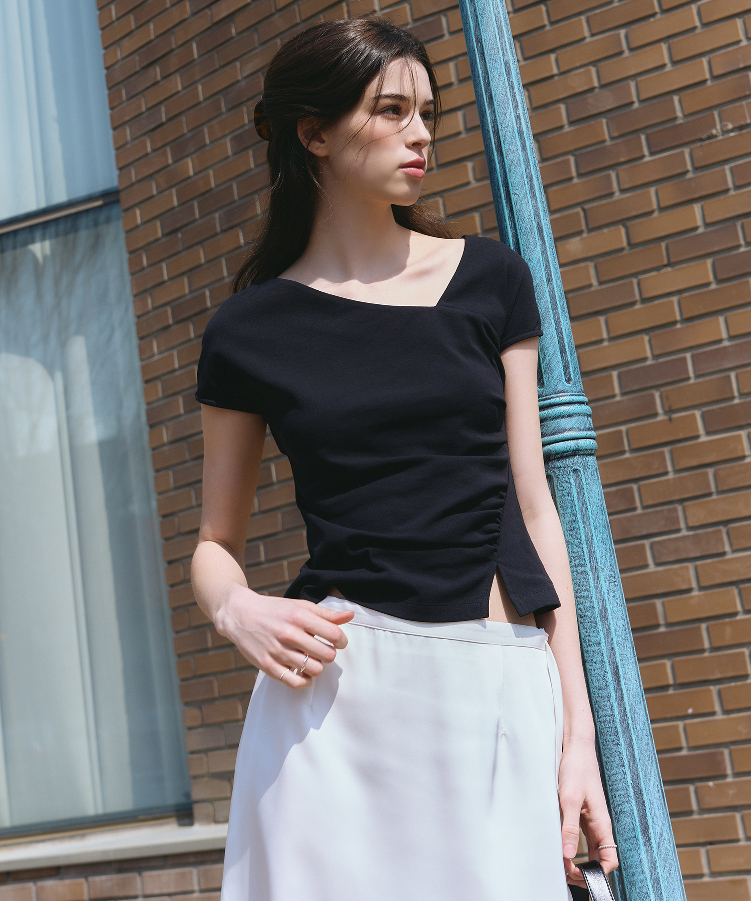 CURVE SHIRRING TUCK T-рубашка [BROWN]