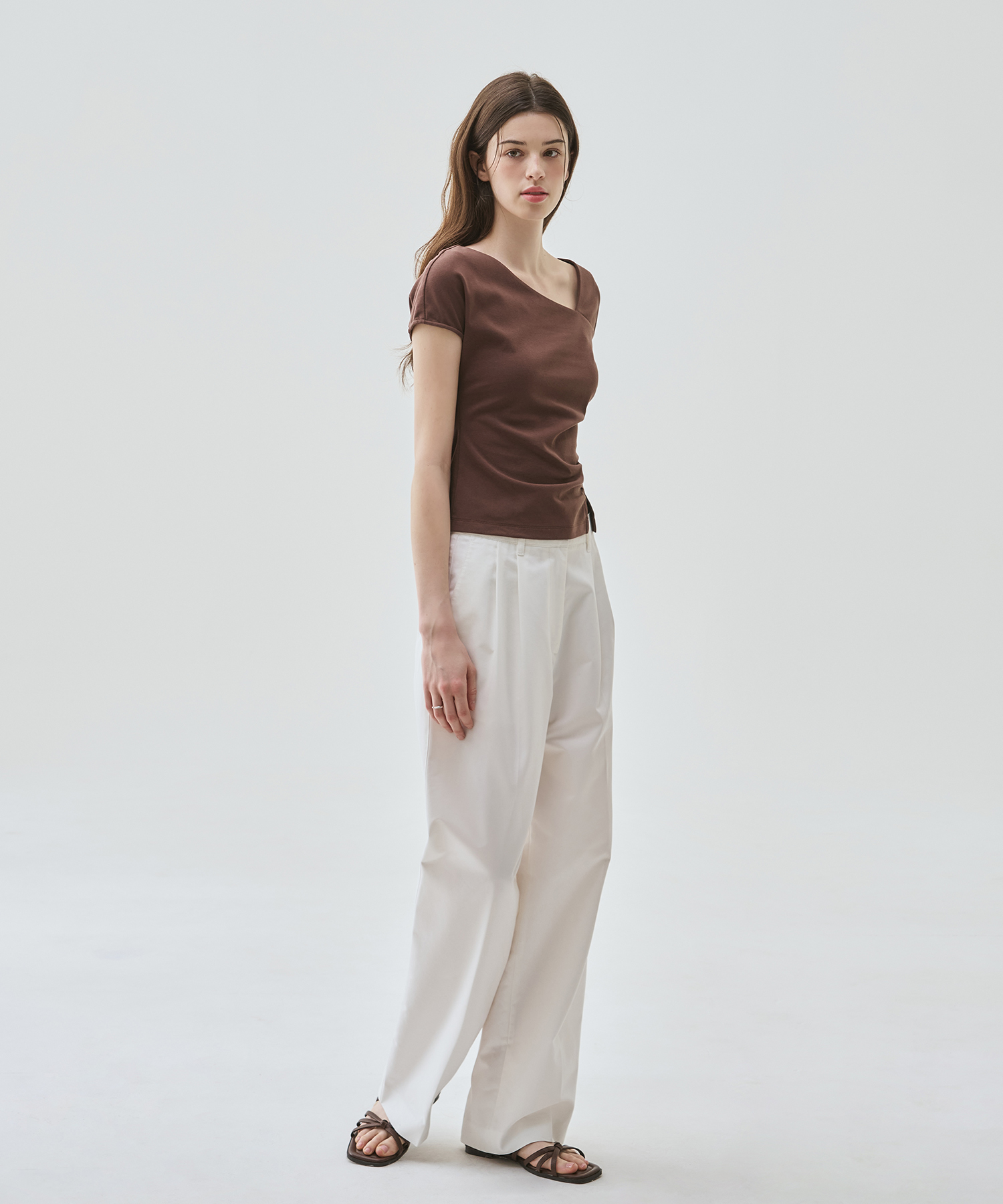 CURVE SHIRRING TUCK T-рубашка [BROWN]