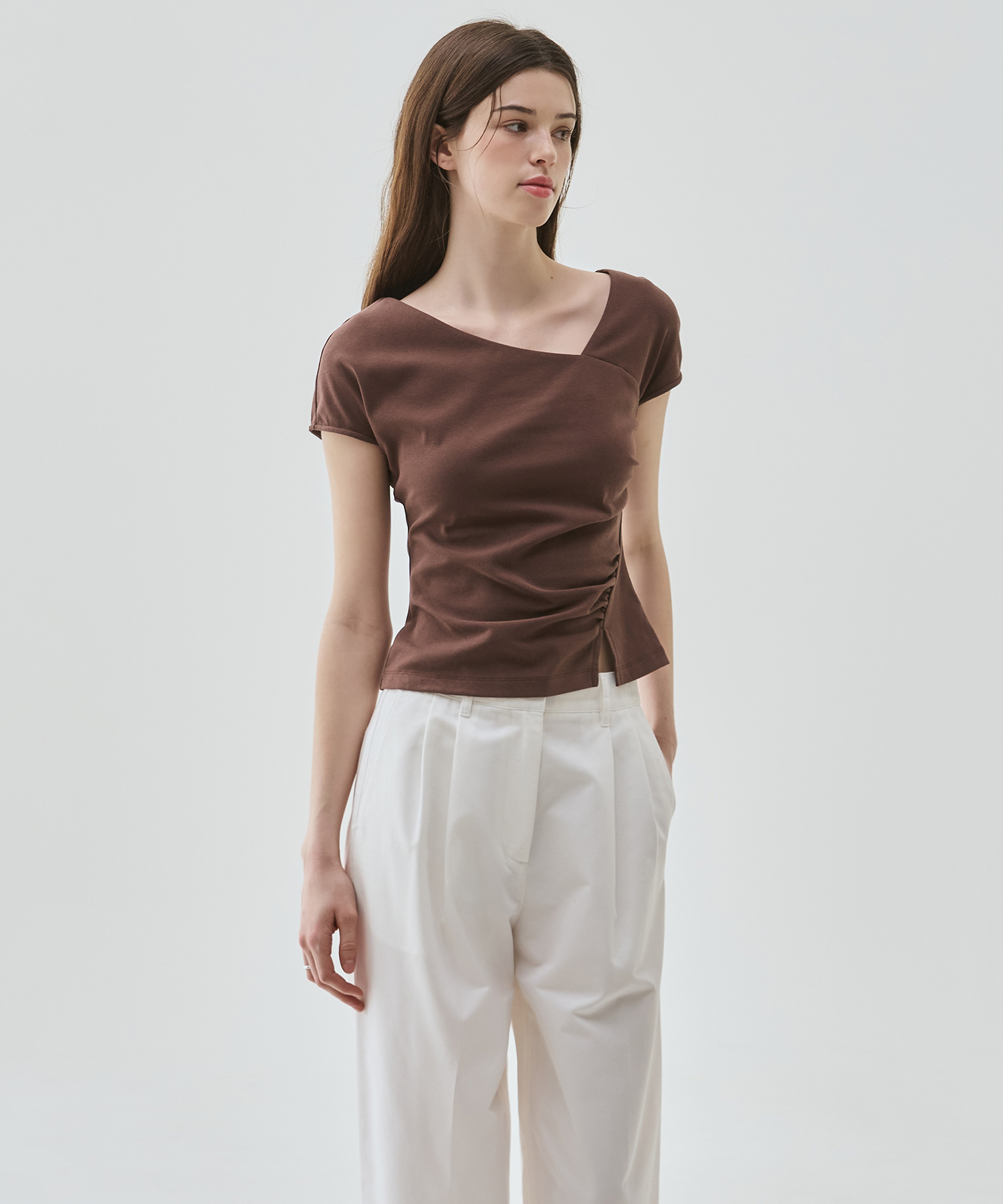 CURVE SHIRRING TUCK T-рубашка [BROWN]