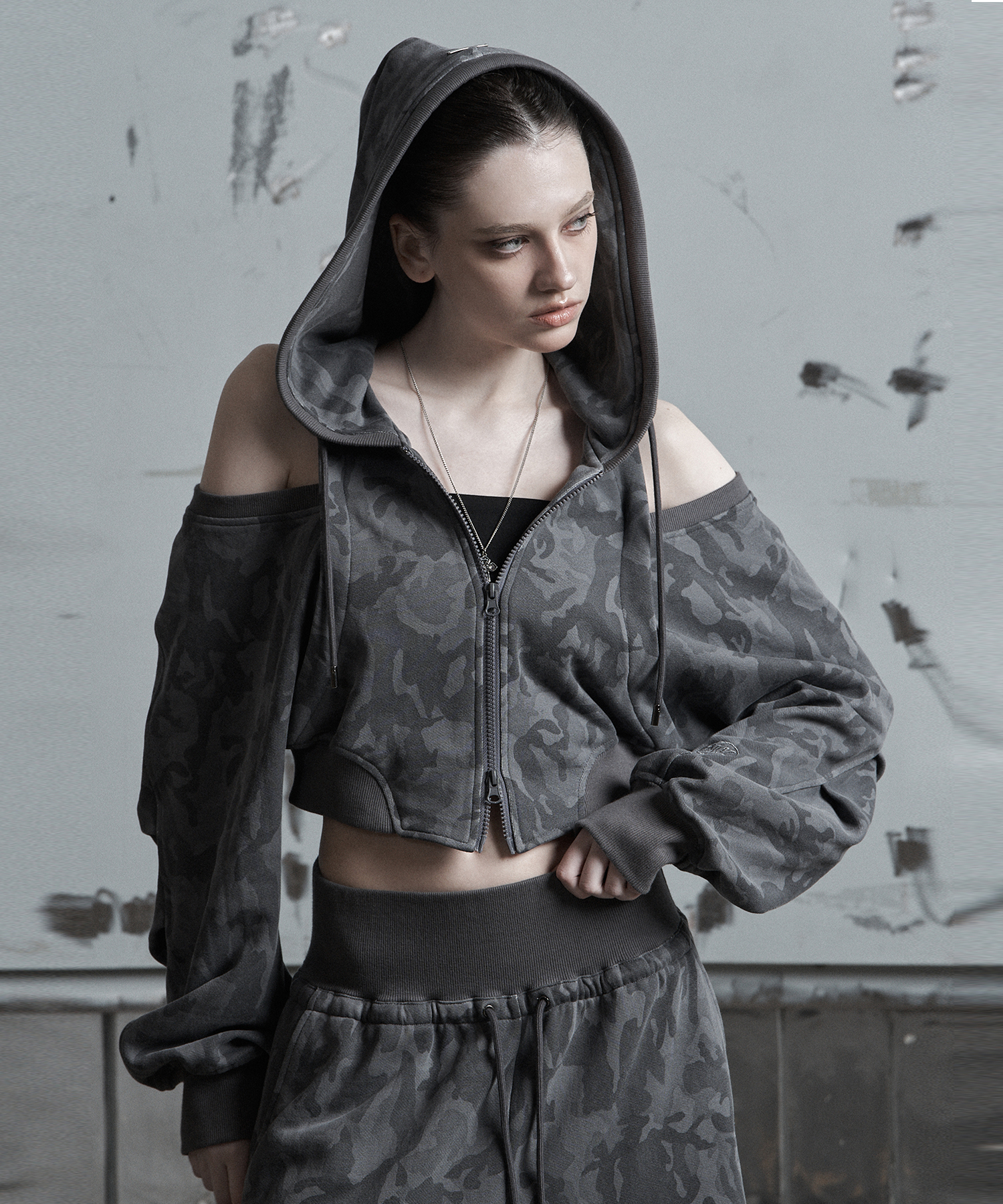 [W] ZNUZ CUT OUT OFF-SHOULER SET-UP CAMO HOODIE - ASH серый