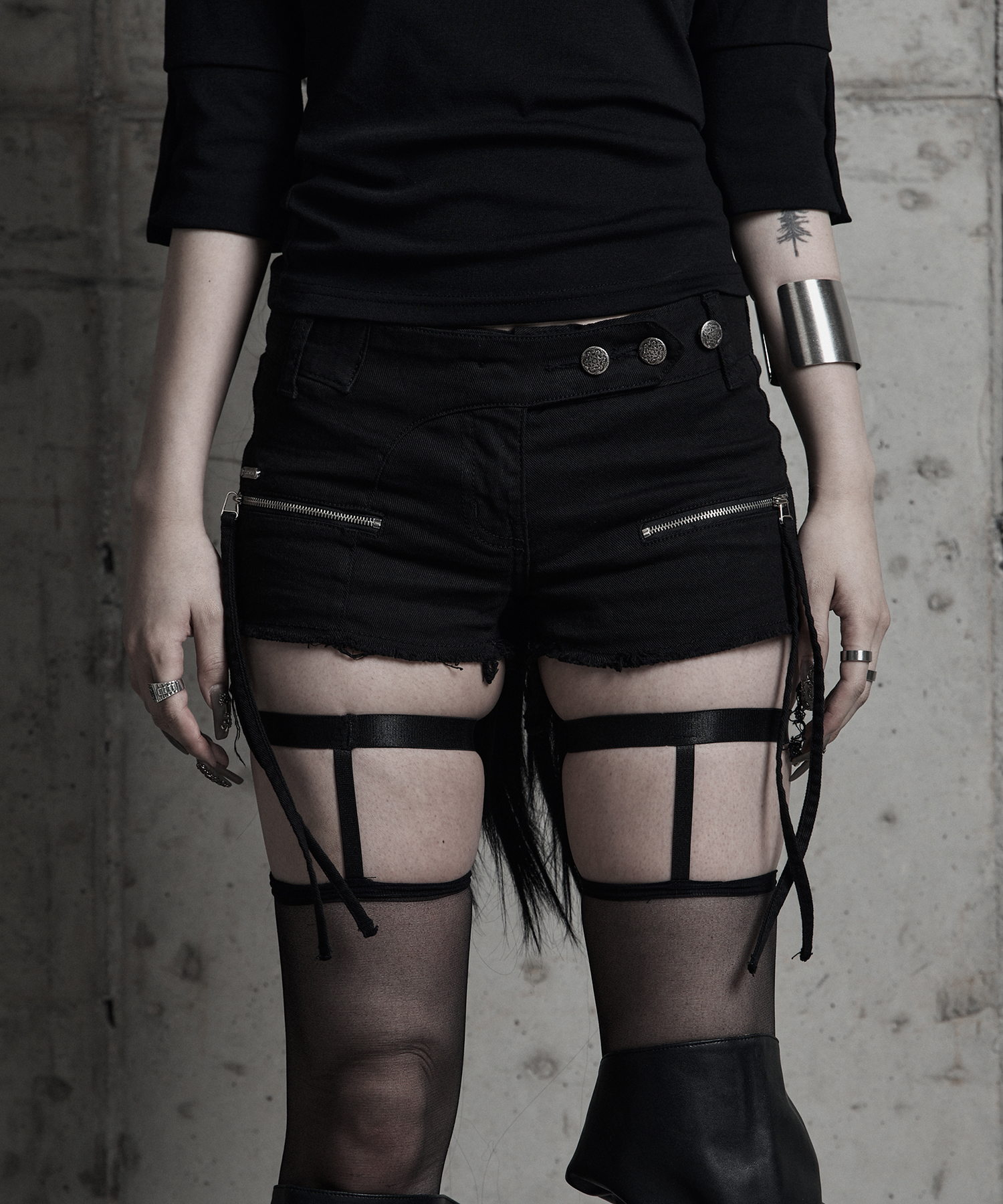 Signature triple-button short pants