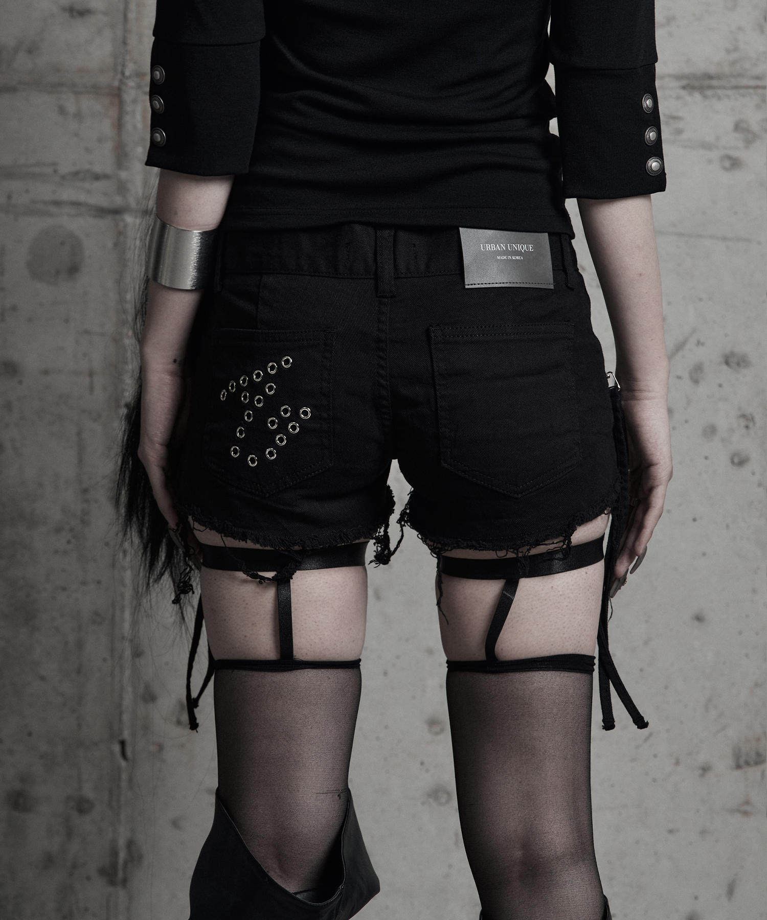 Signature triple-button short pants