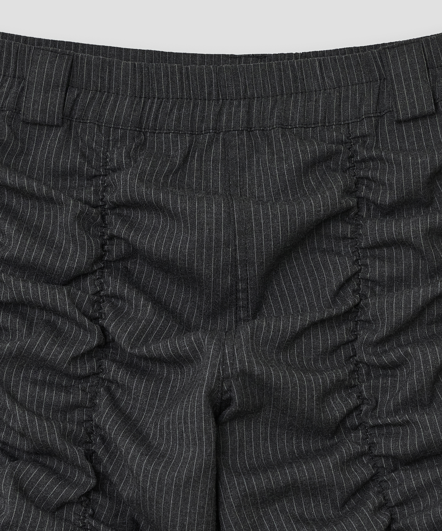 Shirred Texture Capri Pants [Charcoal]