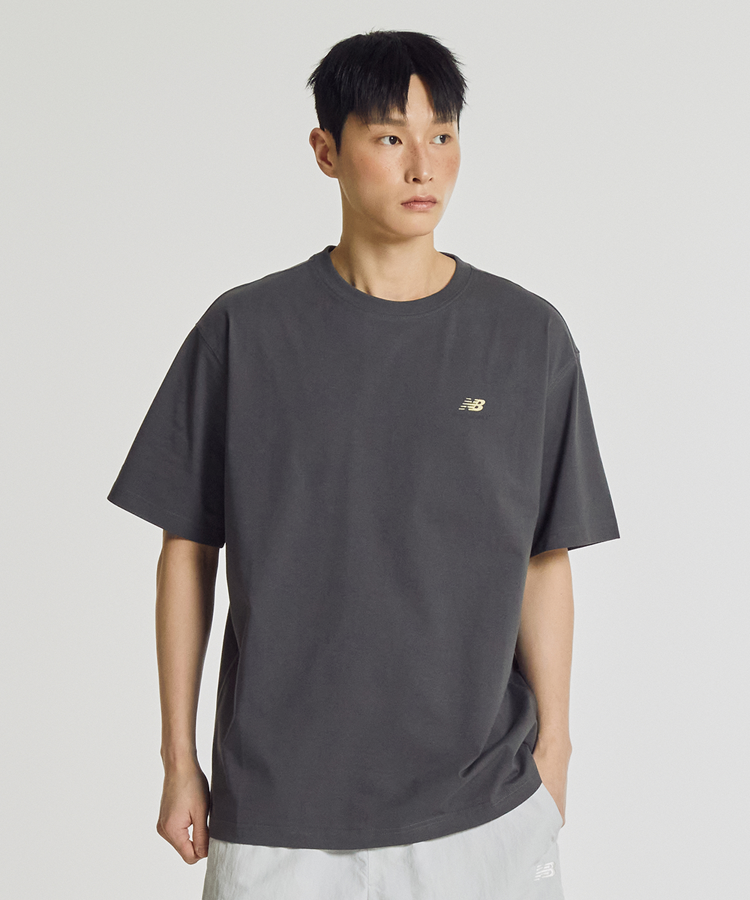 NBNEG31663 / Футболка UNI SUNNY RAINY с надписью (CHARCOAL)