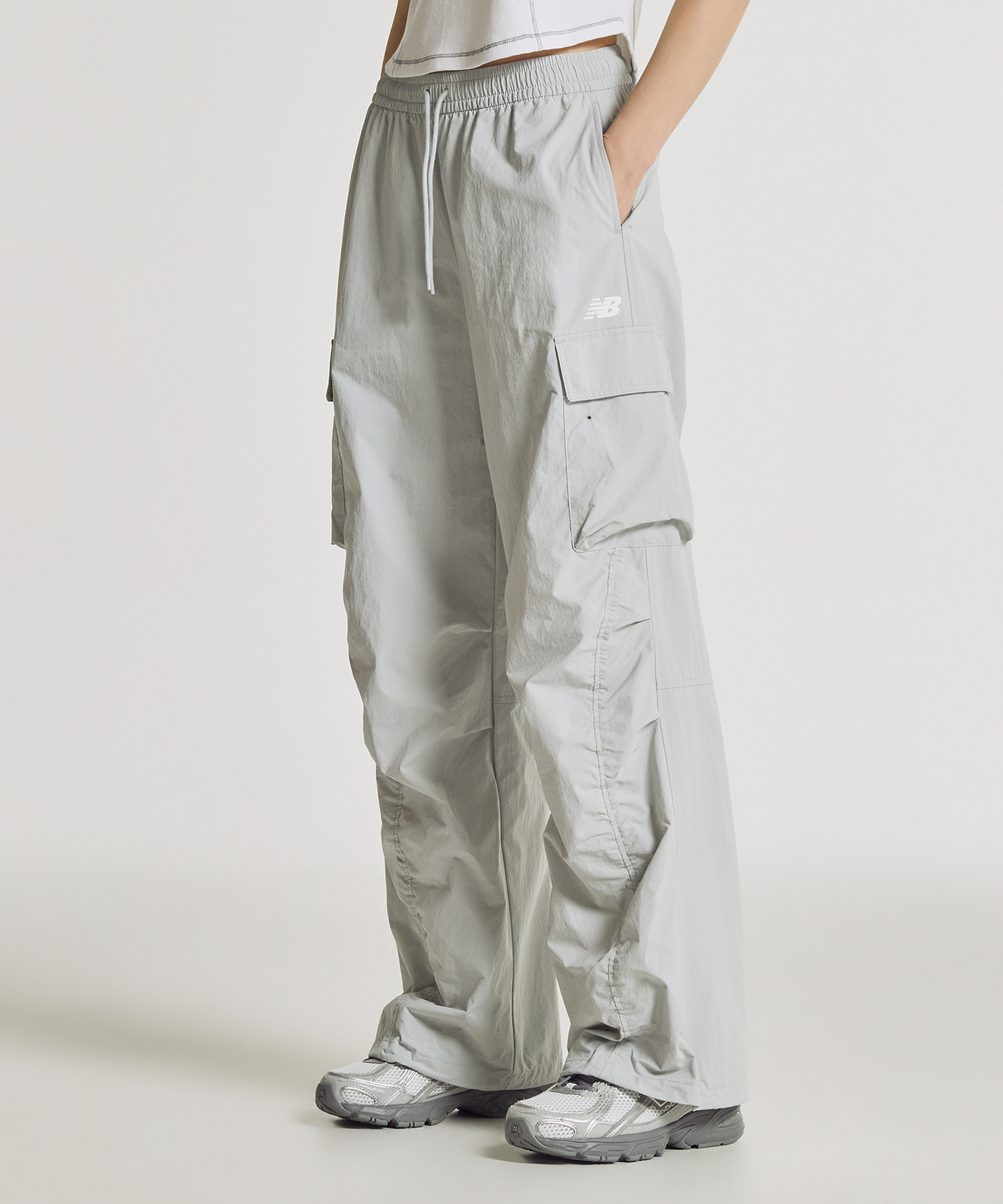 NBNTG2W412 / WOMEN Легкие широкие брюки карго из нейлона (GRAY)