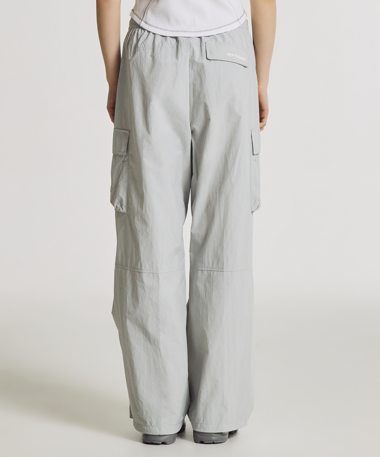 NBNTG2W412 / WOMEN Легкие широкие брюки карго из нейлона (GRAY)