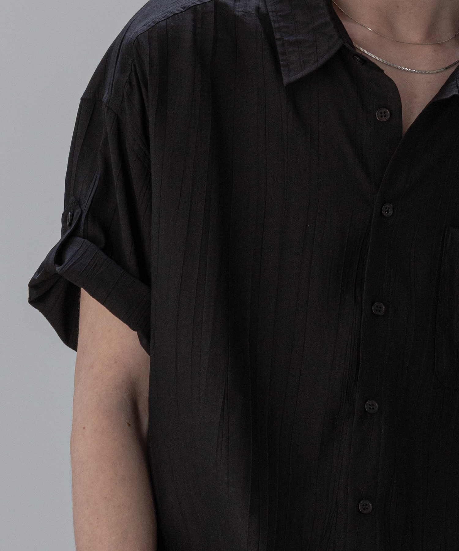 Wrinkle Textured Short Sleeve Roll-Up Shirt [Black]