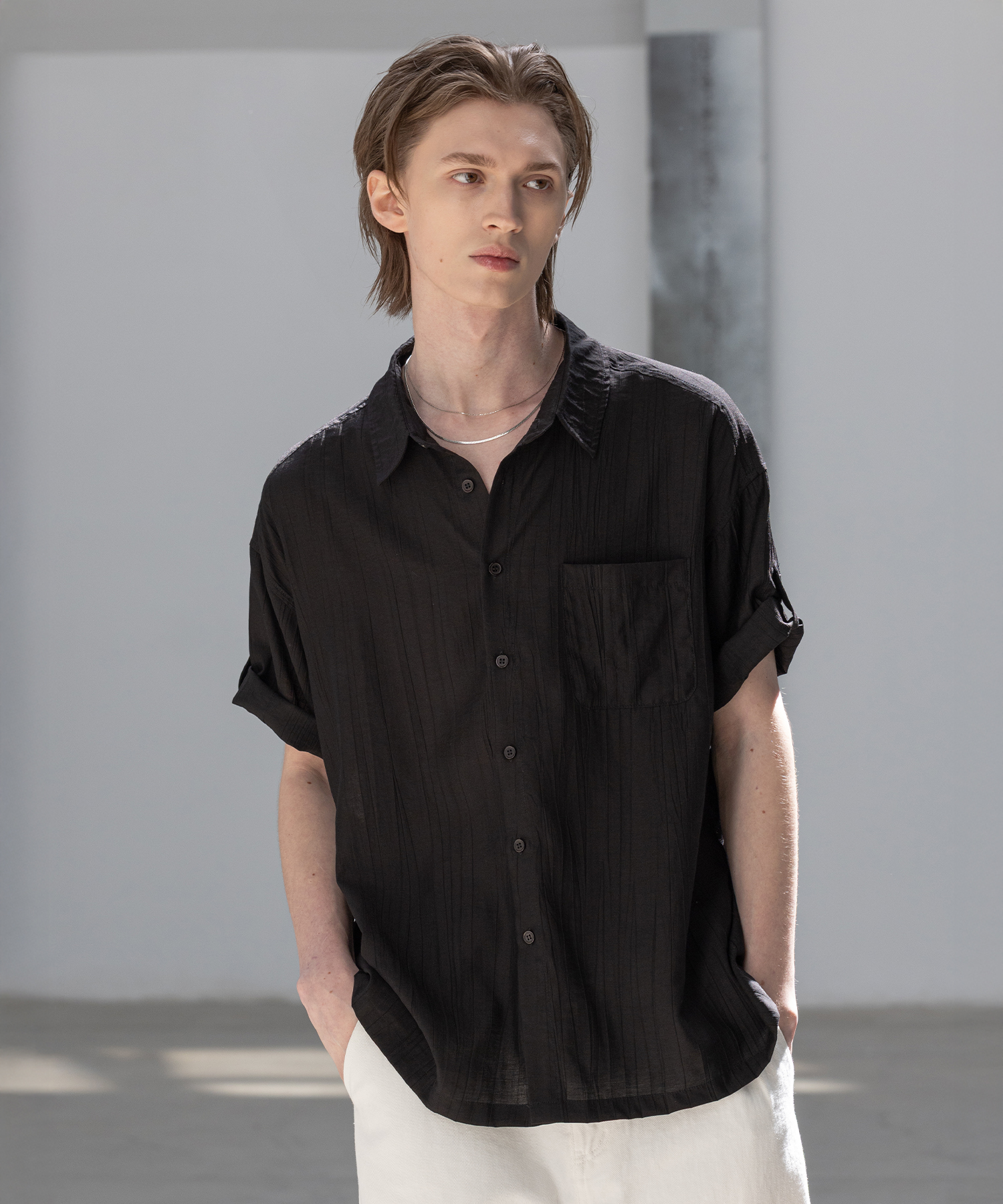 Wrinkle Textured Short Sleeve Roll-Up Shirt [Black]